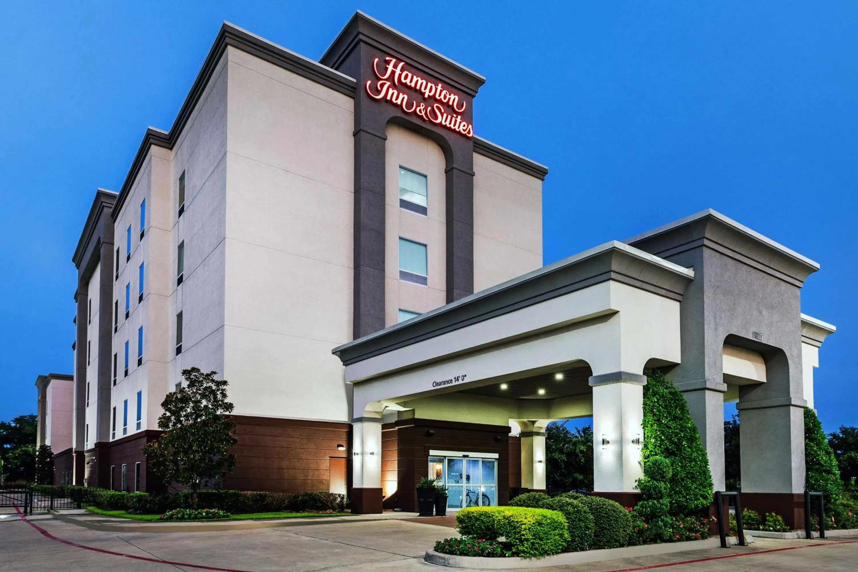 Property building in Hampton Inn and Suites Houston Heights I-10