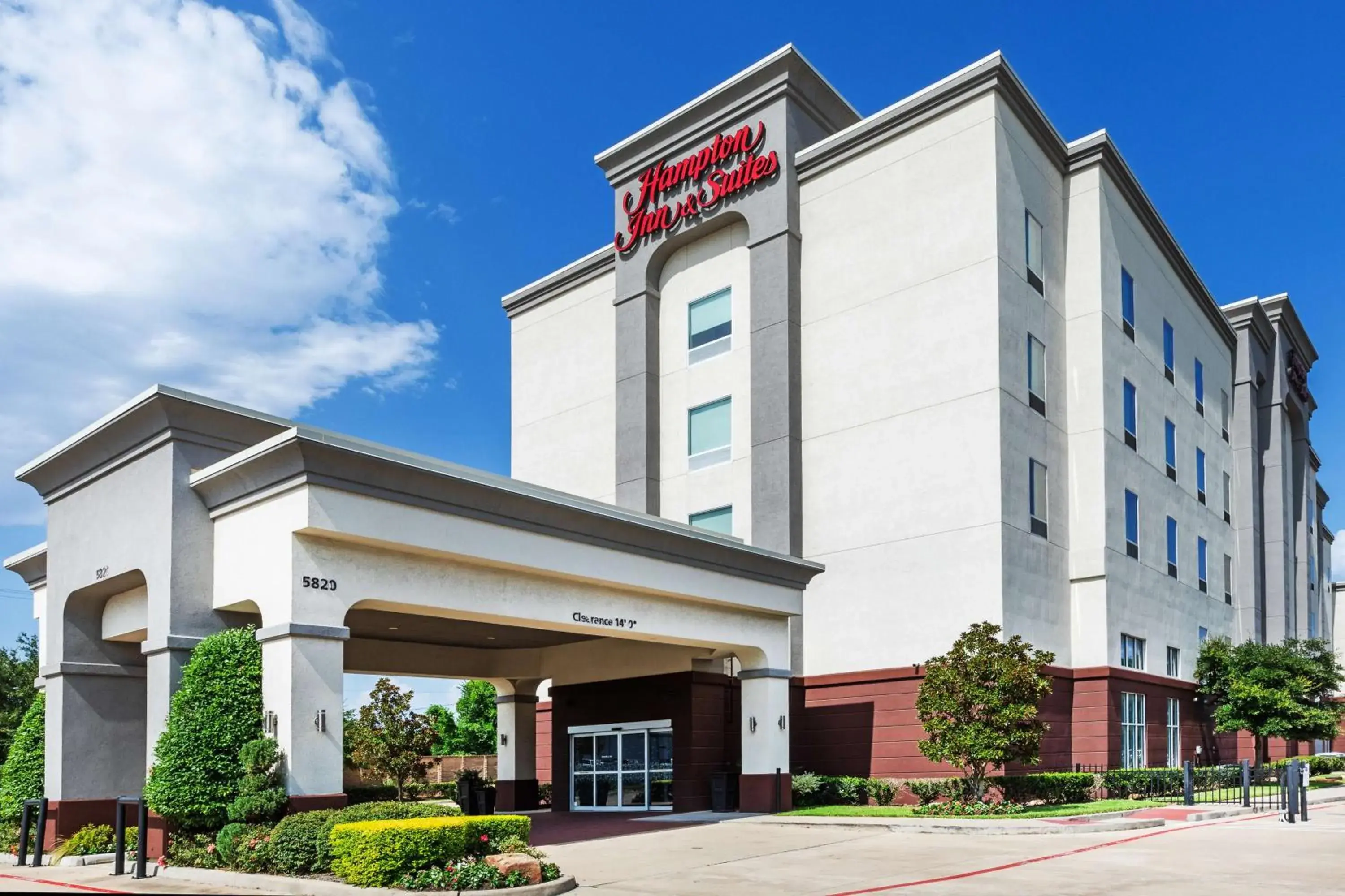 Property building in Hampton Inn and Suites Houston Heights I-10 Property building in Hampton Inn and Suites Houston Heights I-10