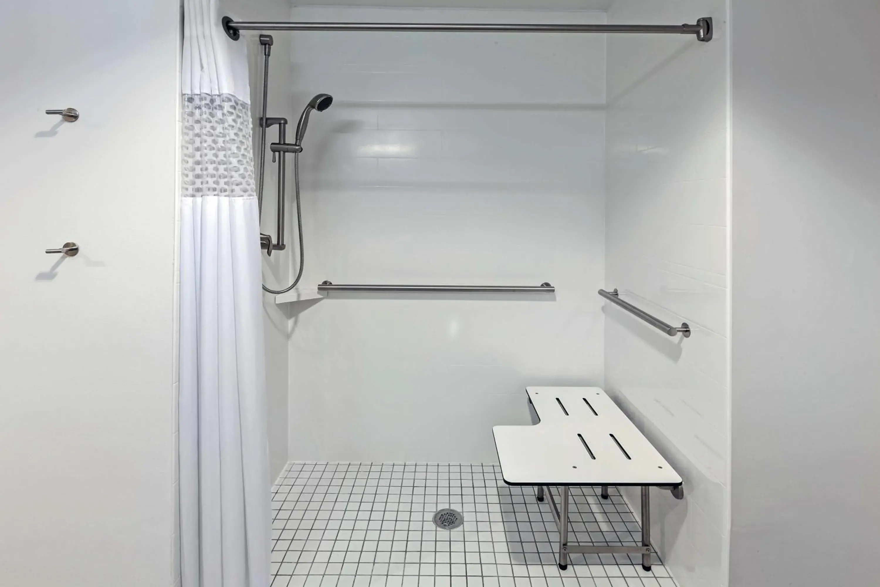 King Room with Roll-In Shower - Mobility/Hearing Accessible - Non-Smoking in Hampton Inn and Suites Houston Central King Room with Roll-In Shower - Mobility/Hearing Accessible - Non-Smoking in Hampton Inn and Suites Houston Central