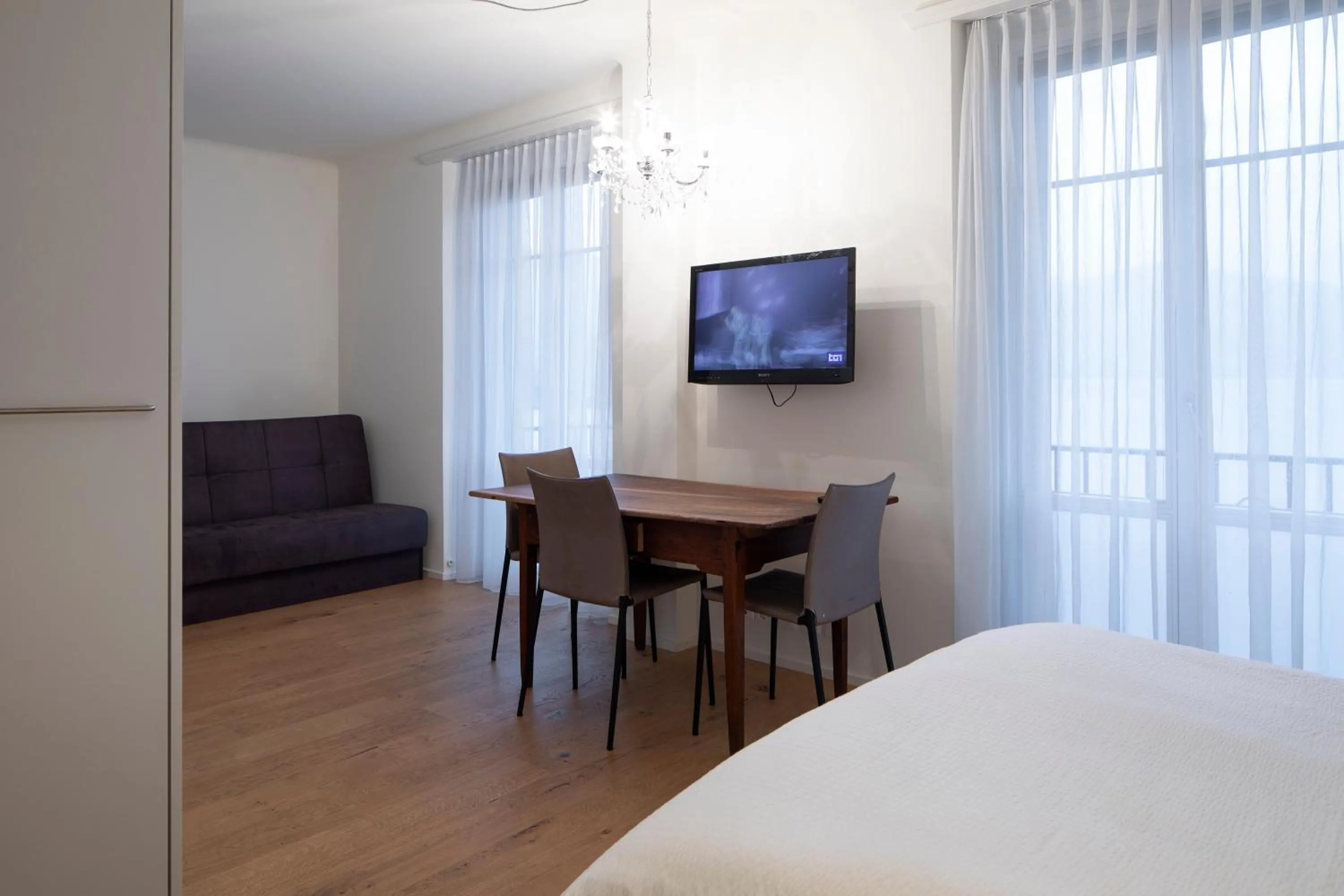 Photo of the whole room, Bed in Rigiblick am See