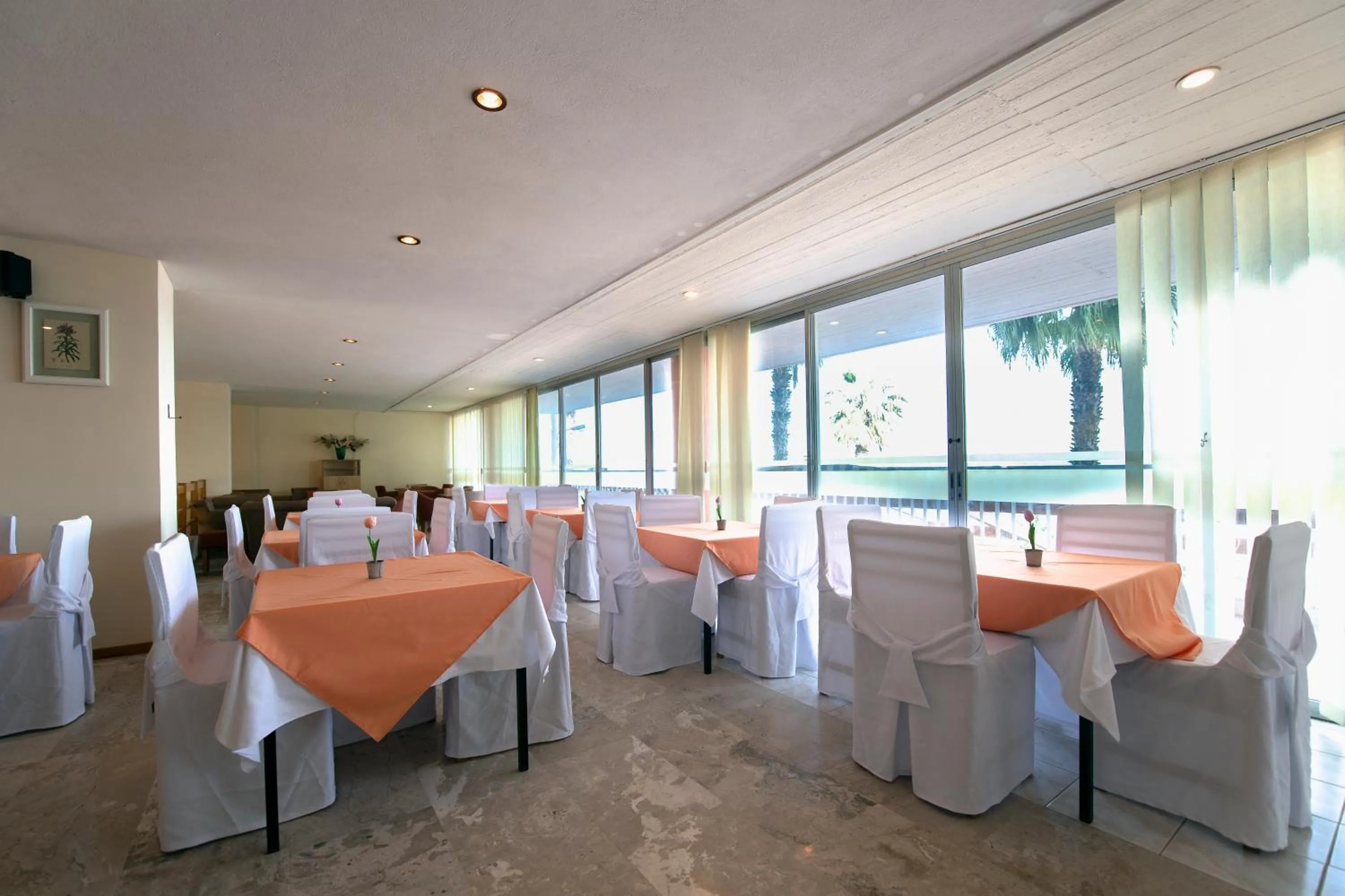 Restaurant/places to eat in Avra Hotel