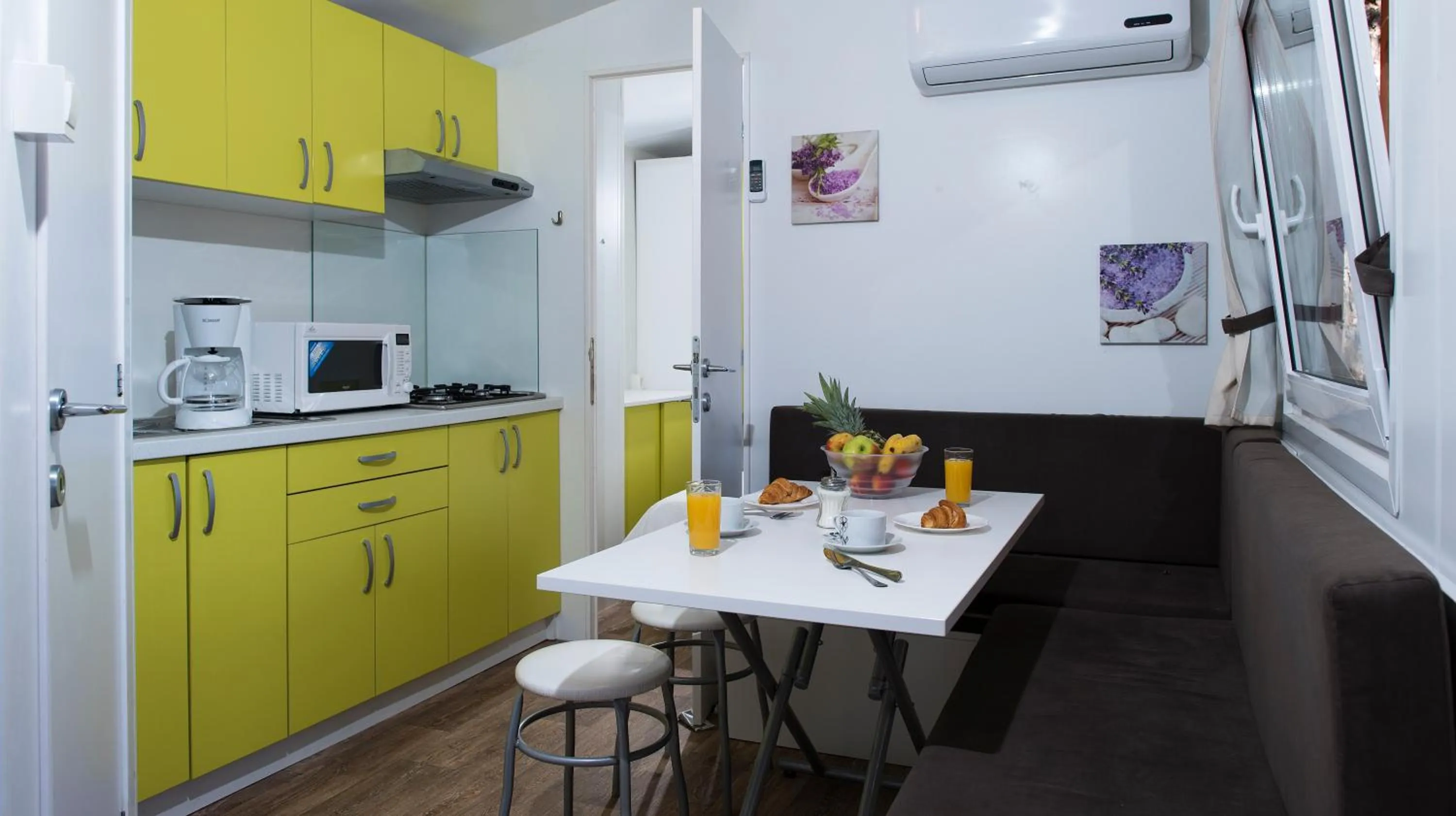 Kitchen or kitchenette in Mobile Homes Camp Perna - Adriatic Kampovi