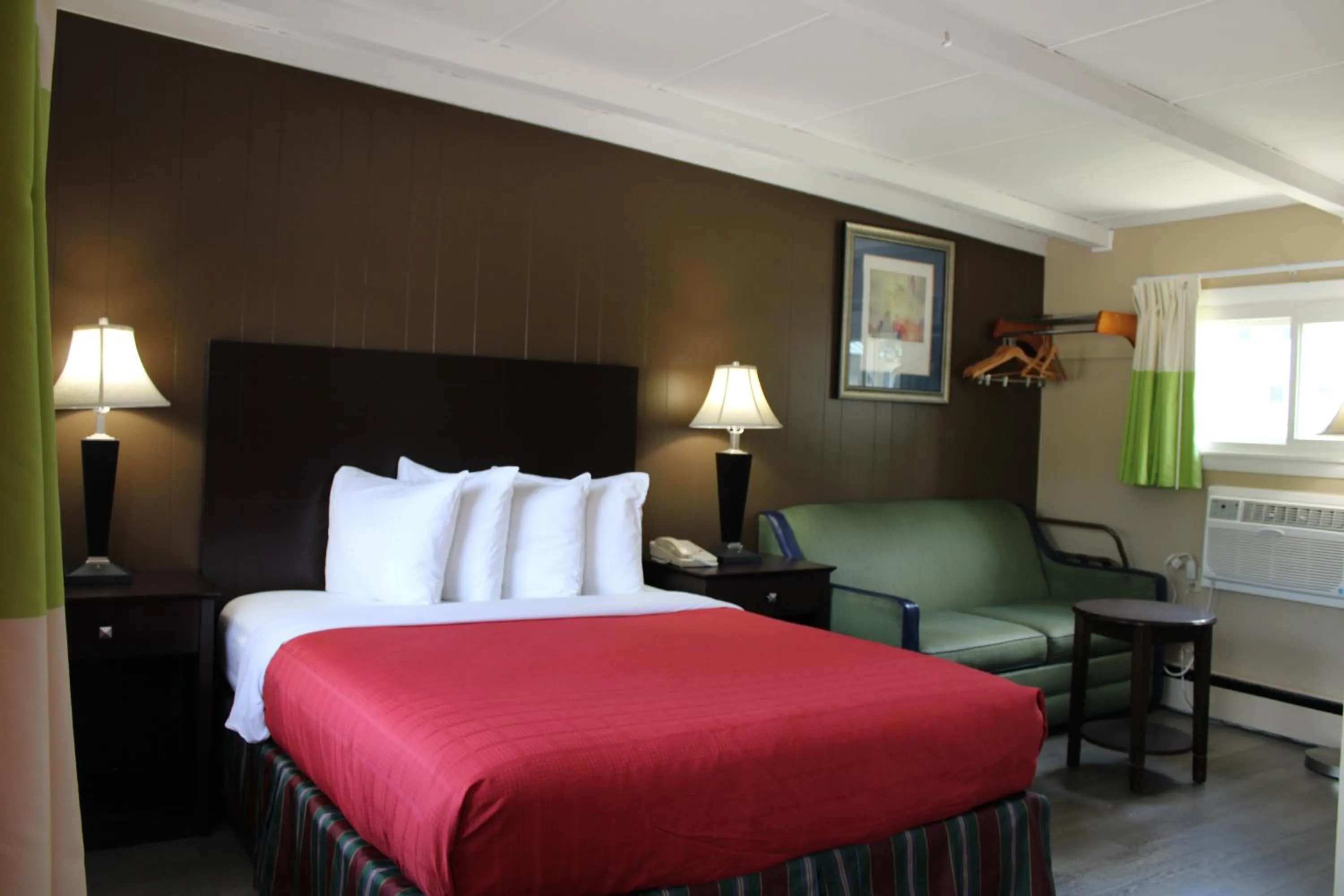 Bedroom, Bed in Claremont Motor Lodge