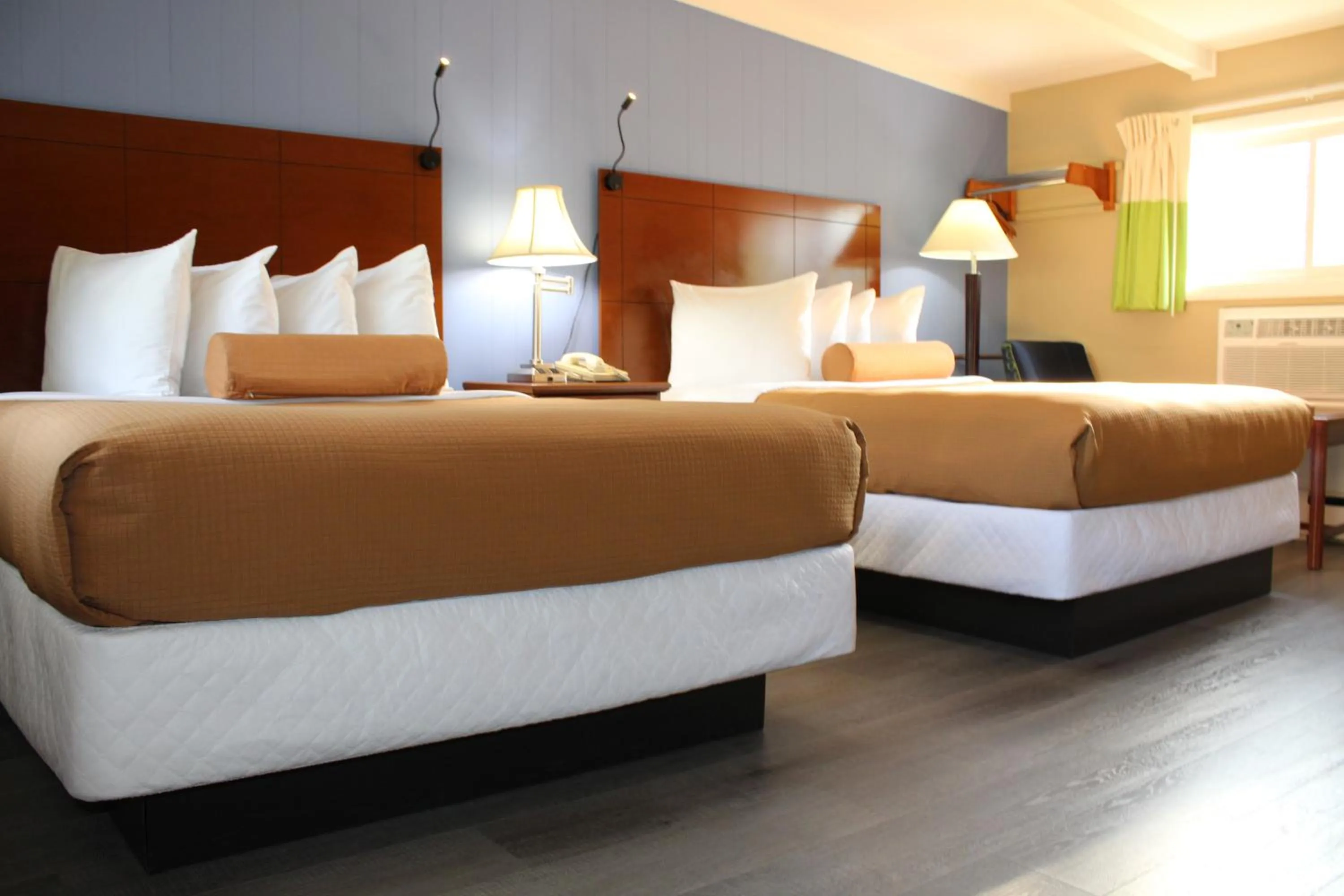 Bedroom, Bed in Claremont Motor Lodge