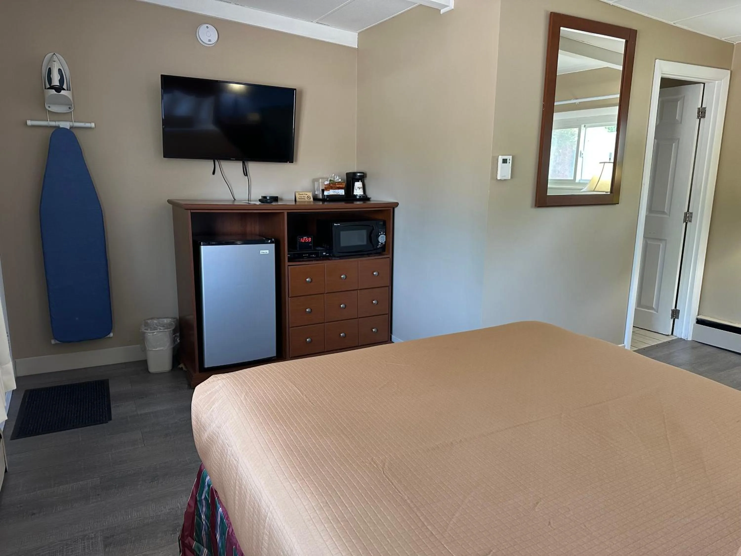 TV and multimedia, Bed in Claremont Motor Lodge