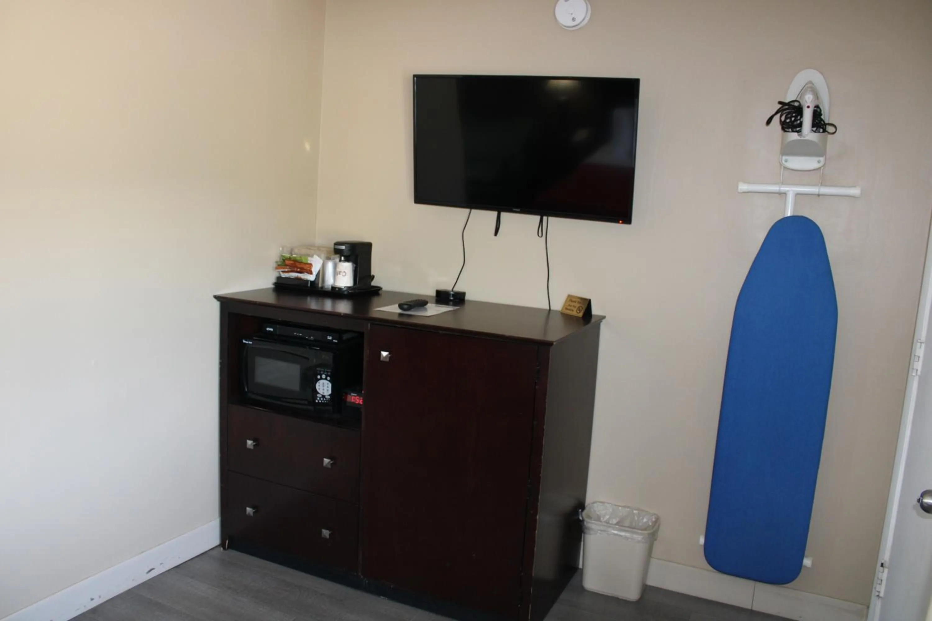 TV and multimedia in Claremont Motor Lodge