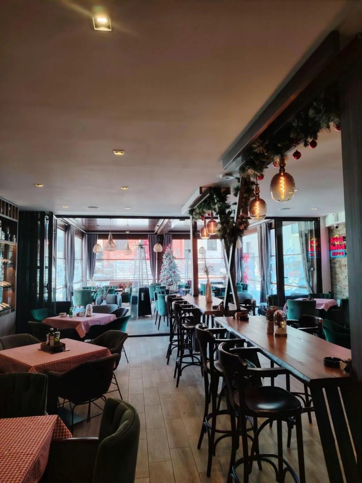 Restaurant/places to eat in All Seasons Residence