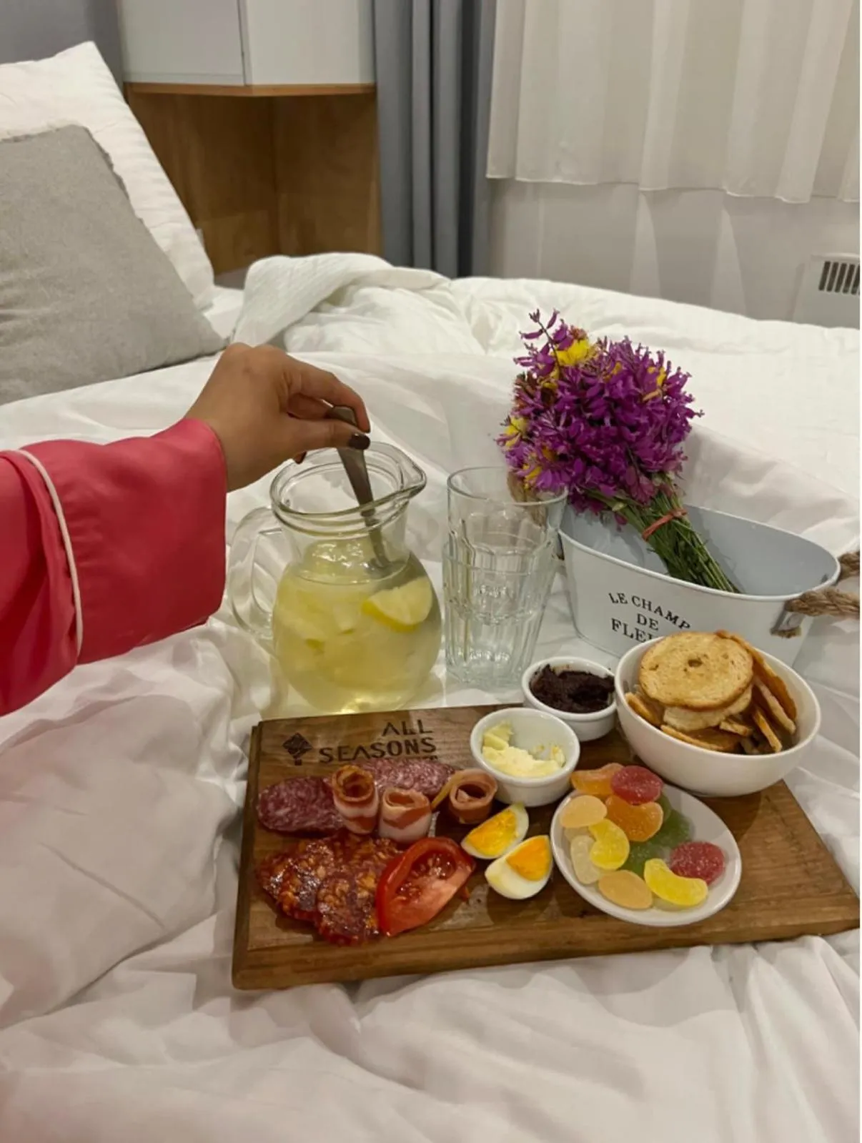 Breakfast, Bed in All Seasons Residence
