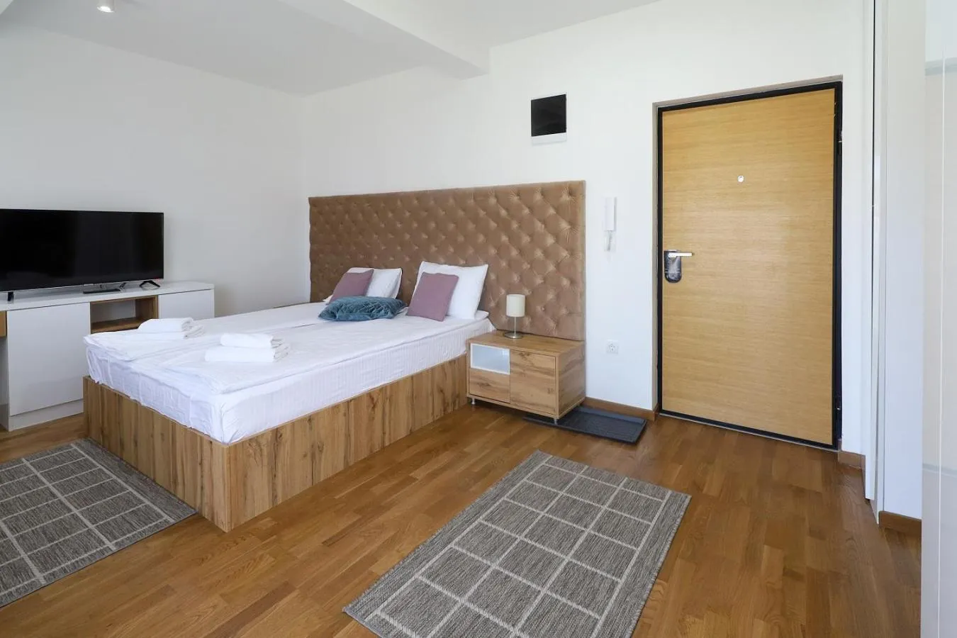 Photo of the whole room, Bed in All Seasons Residence