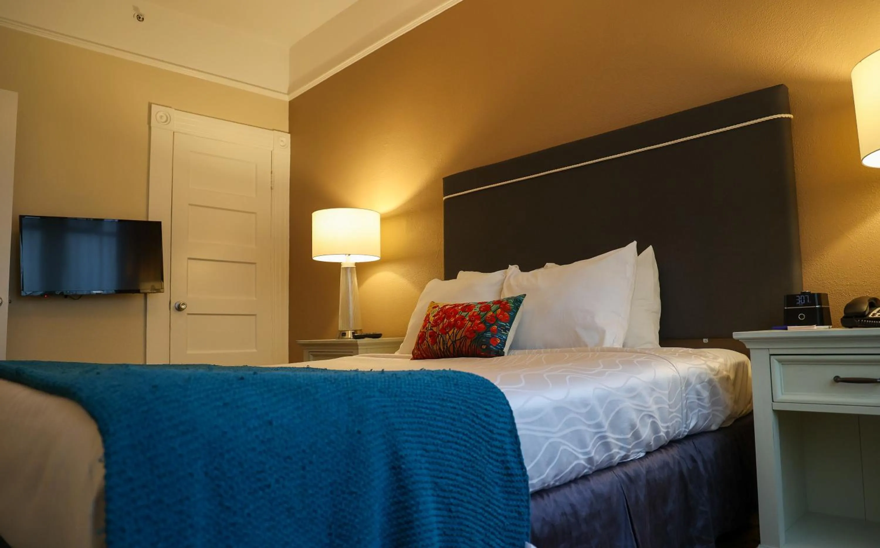 Bed in City Center Inn and Suites