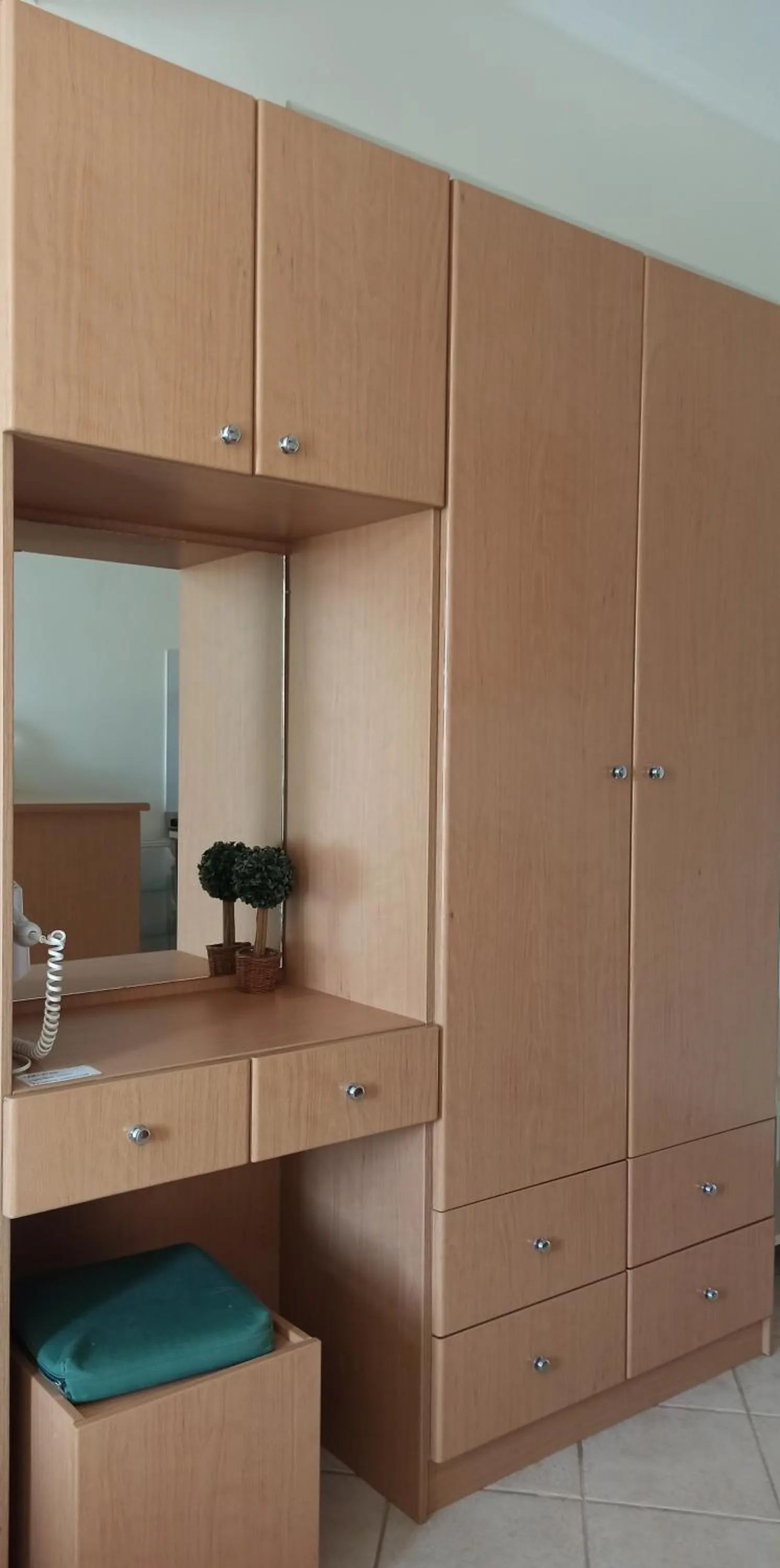 wardrobe in To Kastro