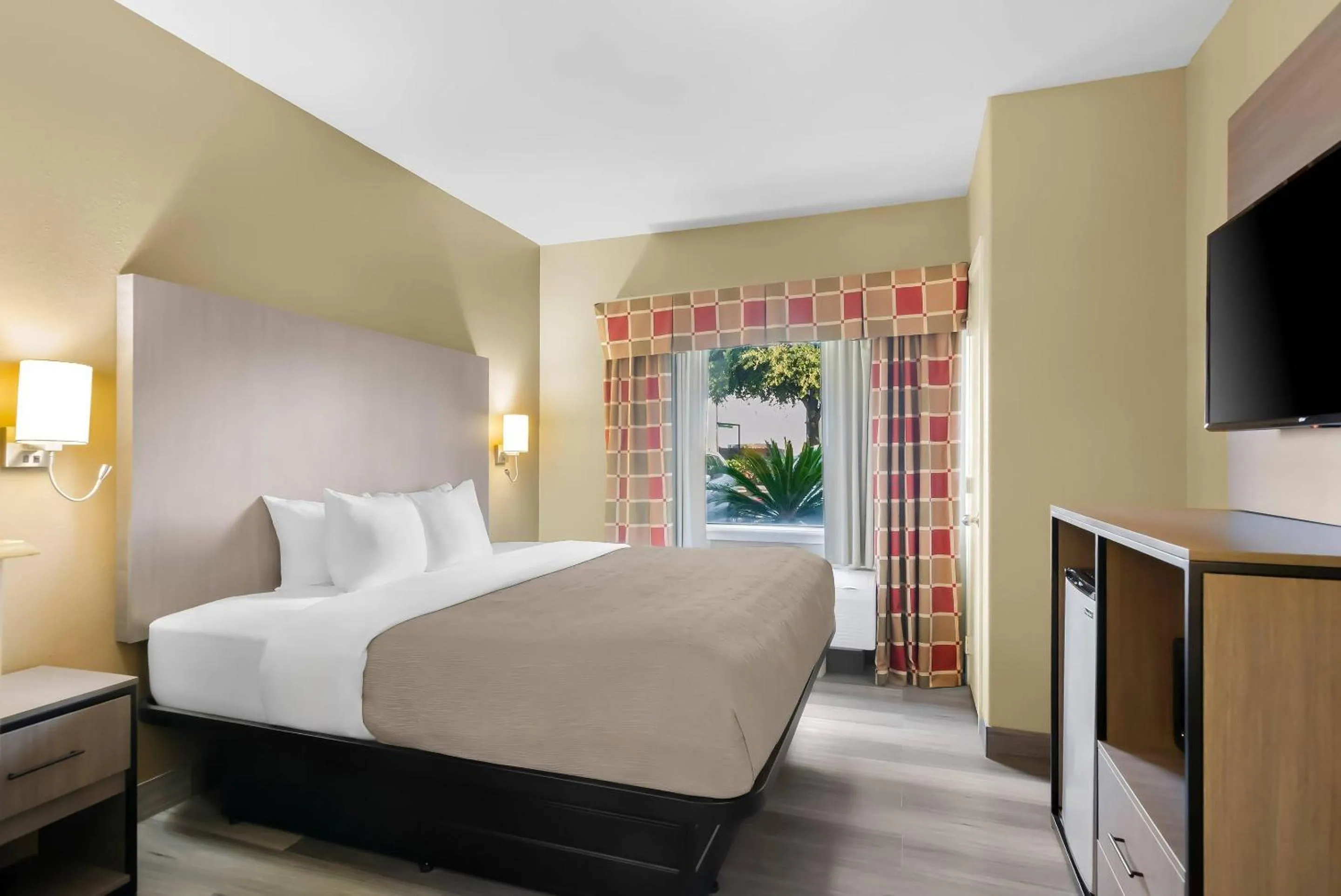 Bedroom, Bed in Quality Suites Houston NW Cy-Fair