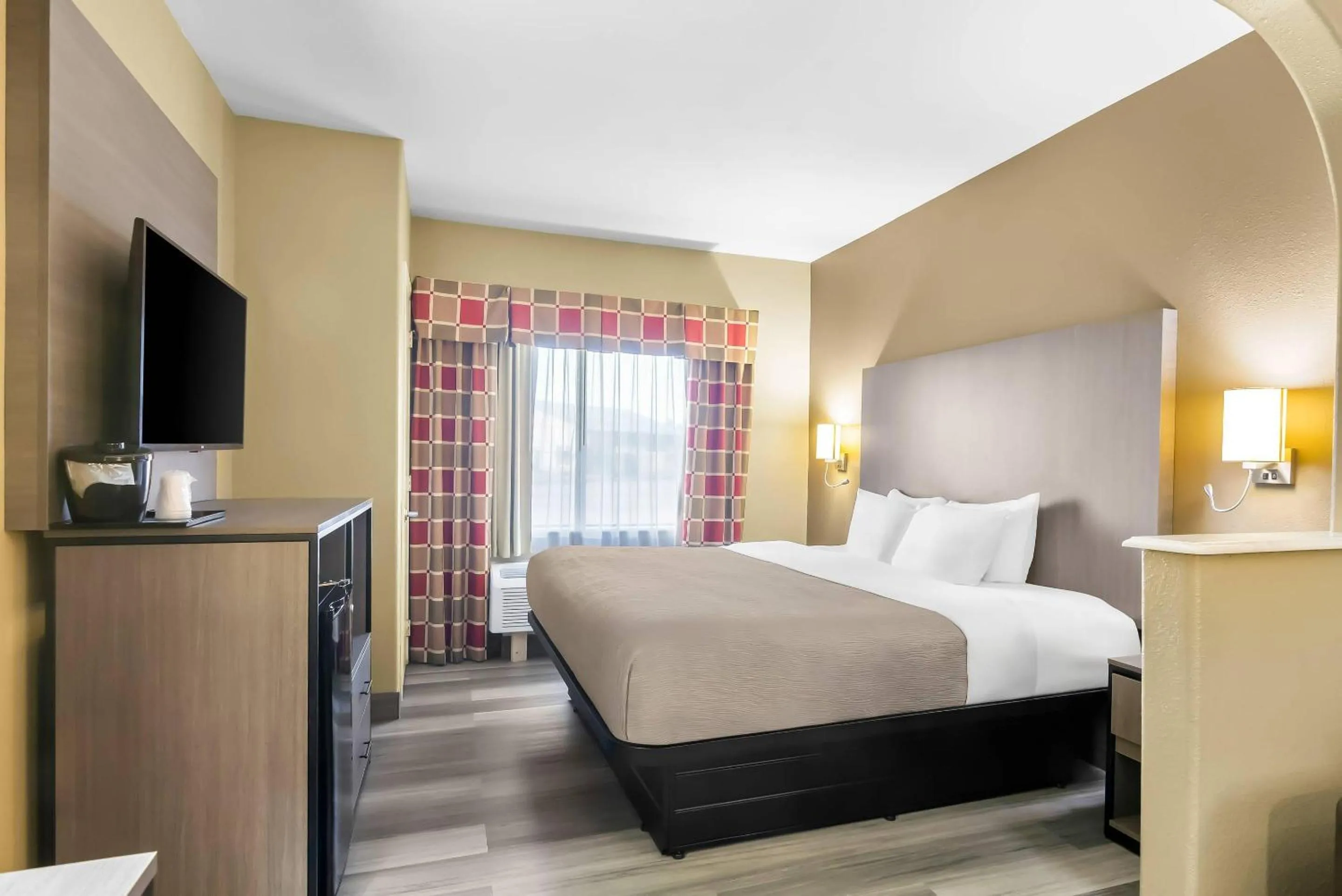 Bedroom, Bed in Quality Suites Houston NW Cy-Fair