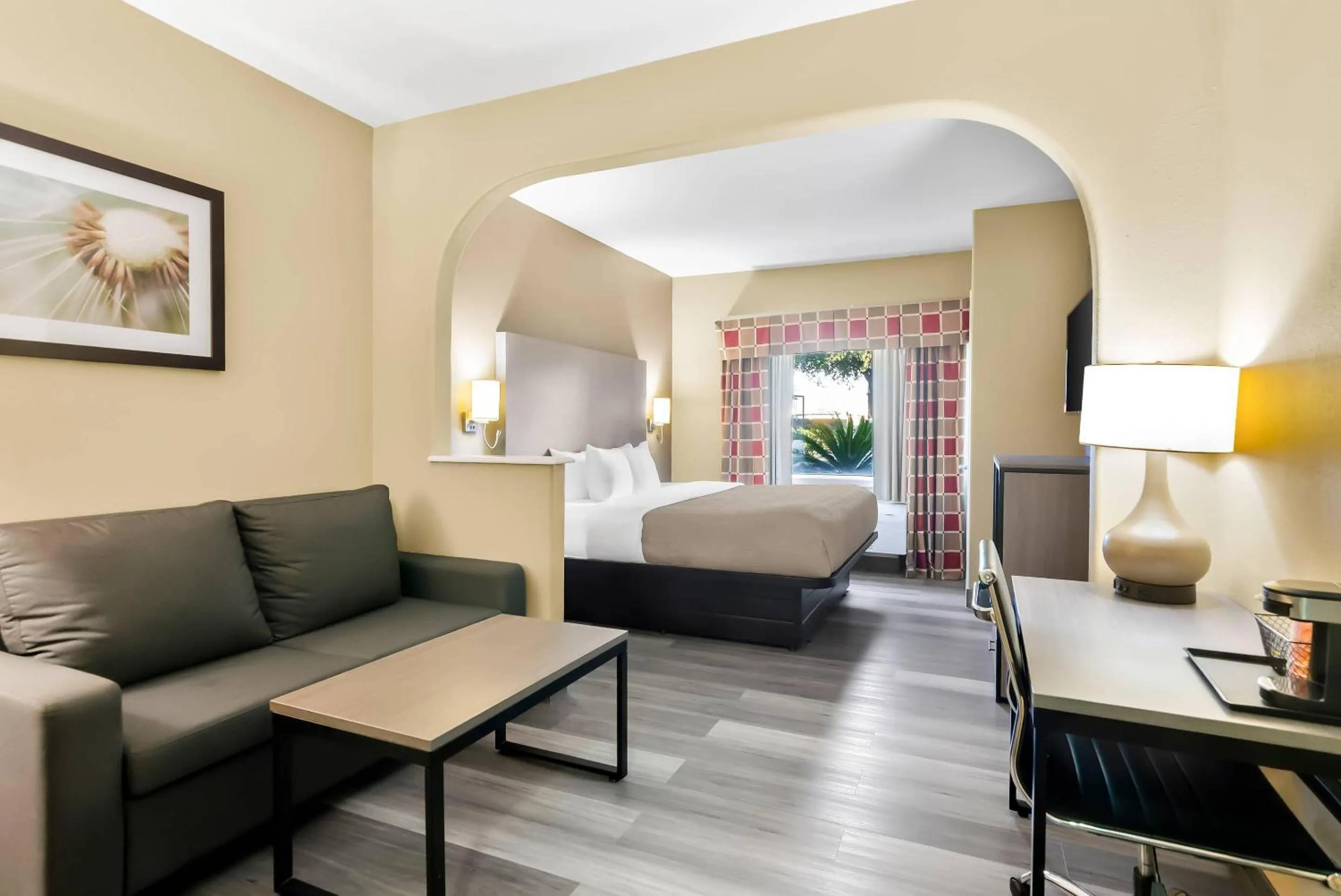 Bedroom in Quality Suites Houston NW Cy-Fair