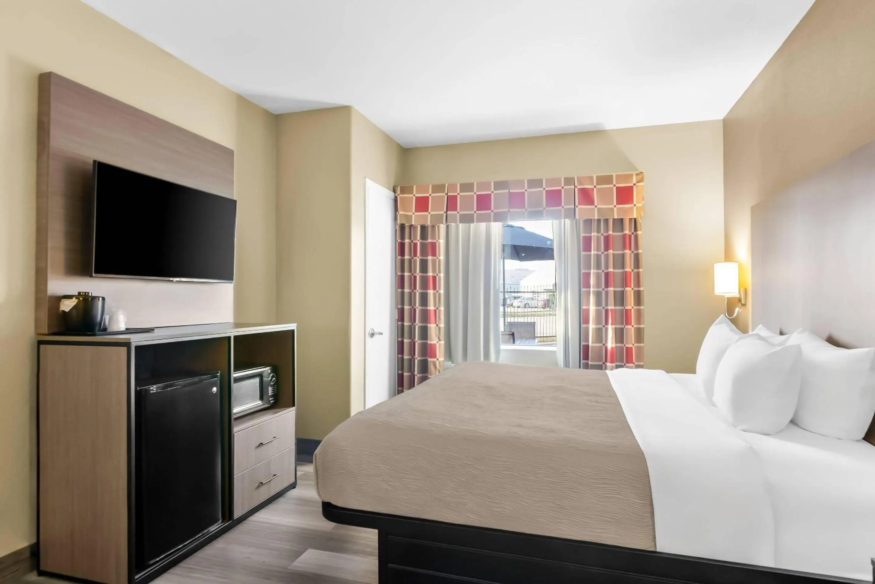 Bedroom, Bed in Quality Suites Houston NW Cy-Fair