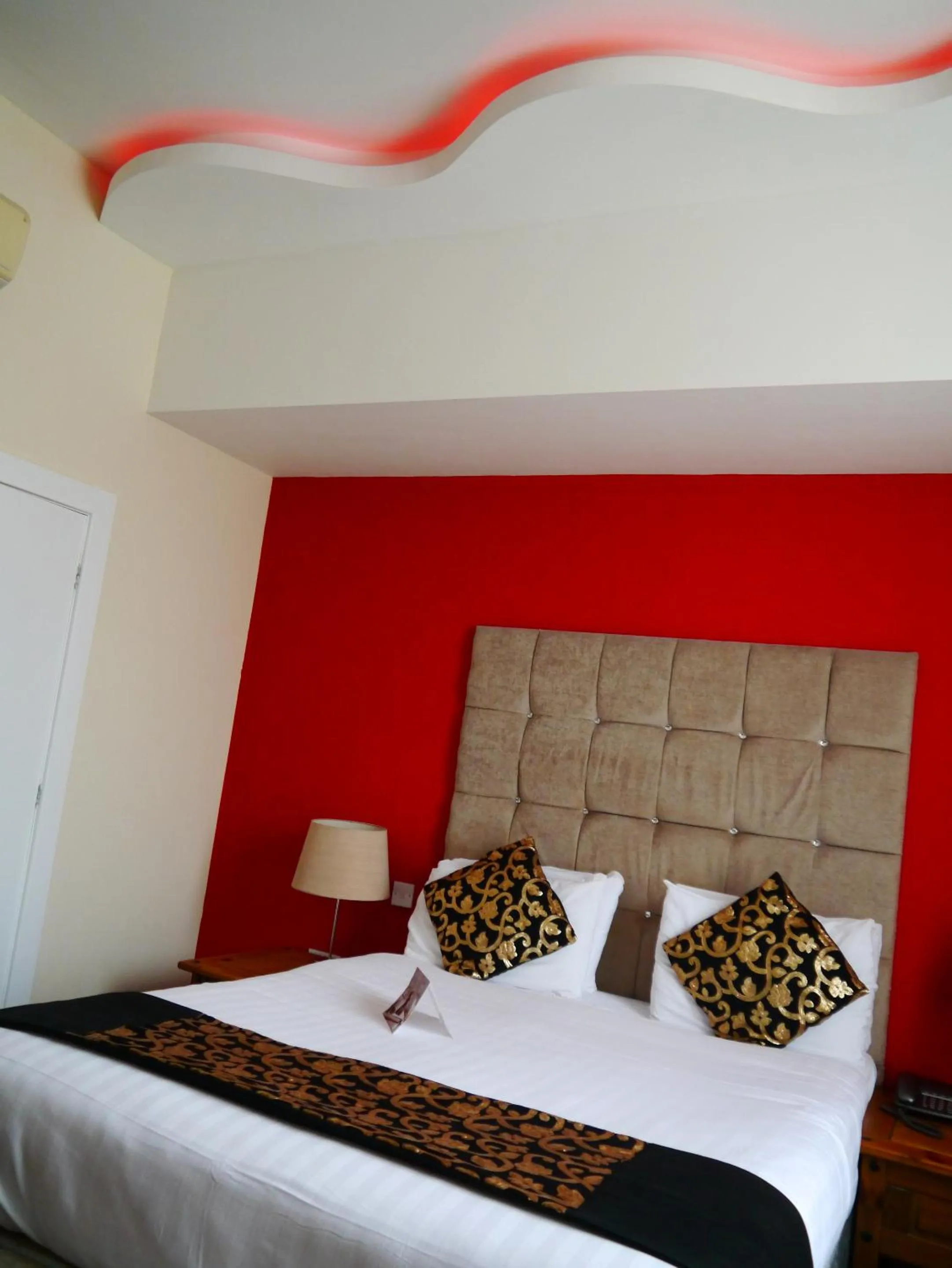 Bedroom, Bed in The Pearl Hotel