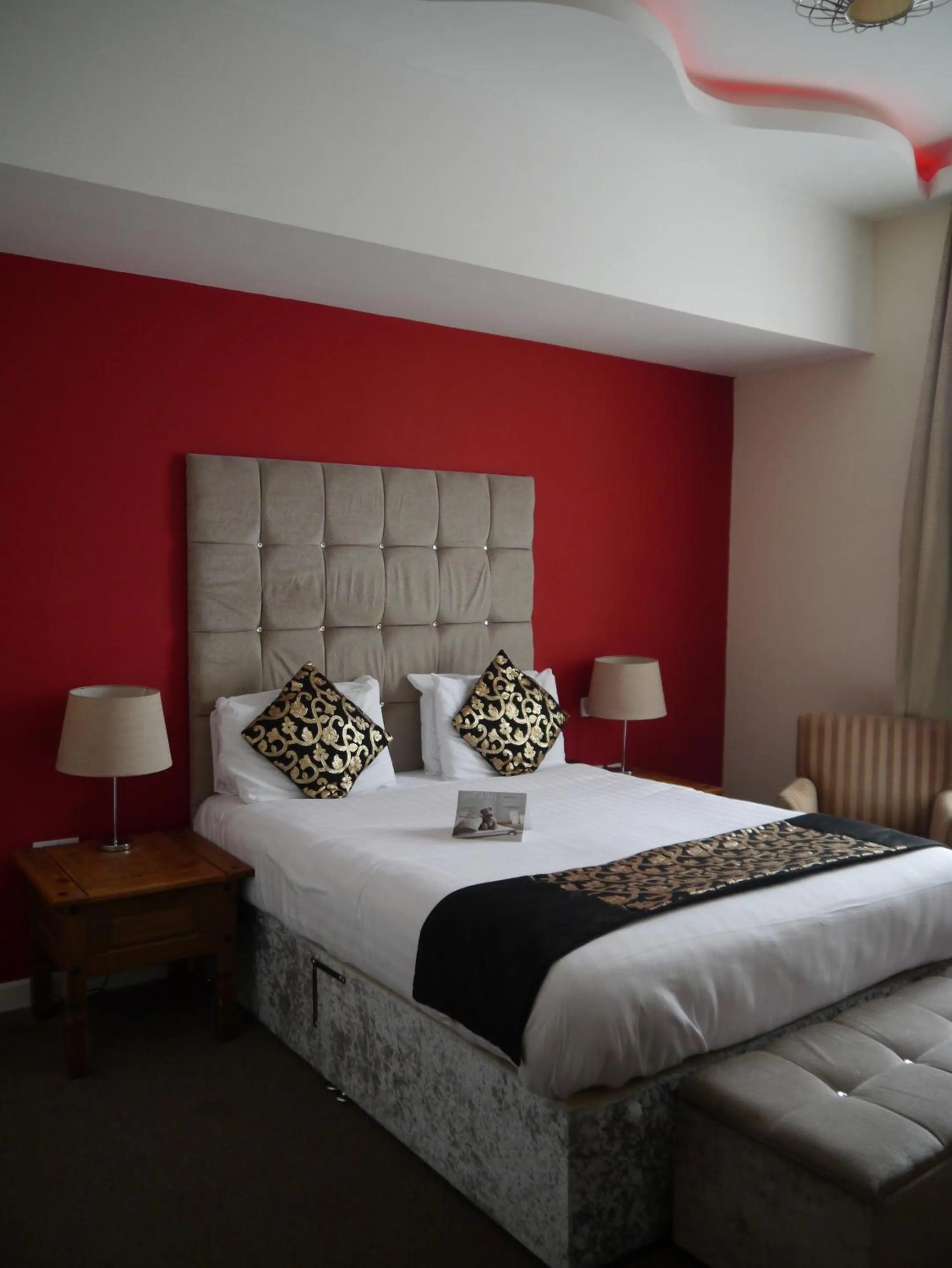 Bedroom, Bed in The Pearl Hotel