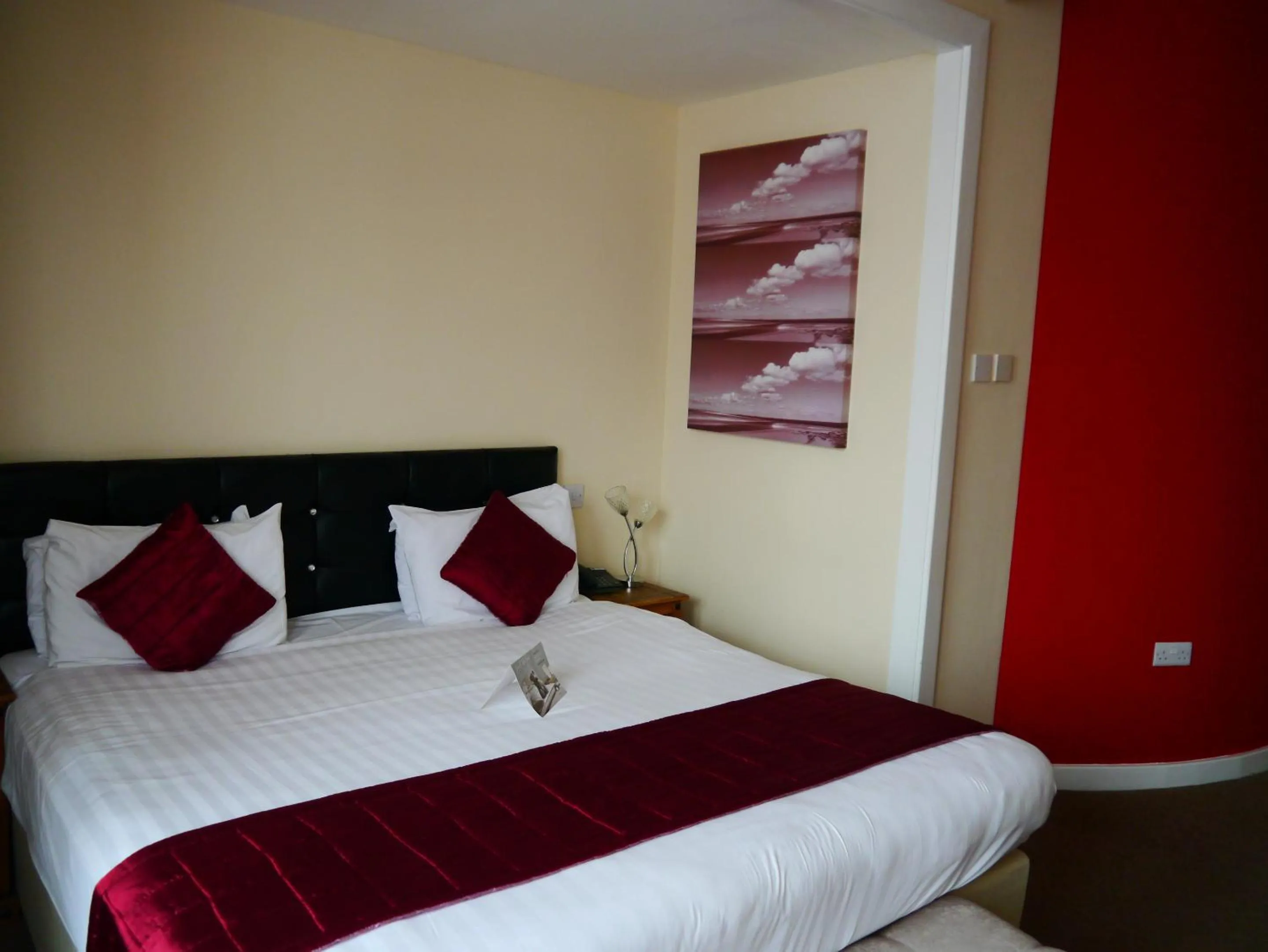 Bedroom, Bed in The Pearl Hotel