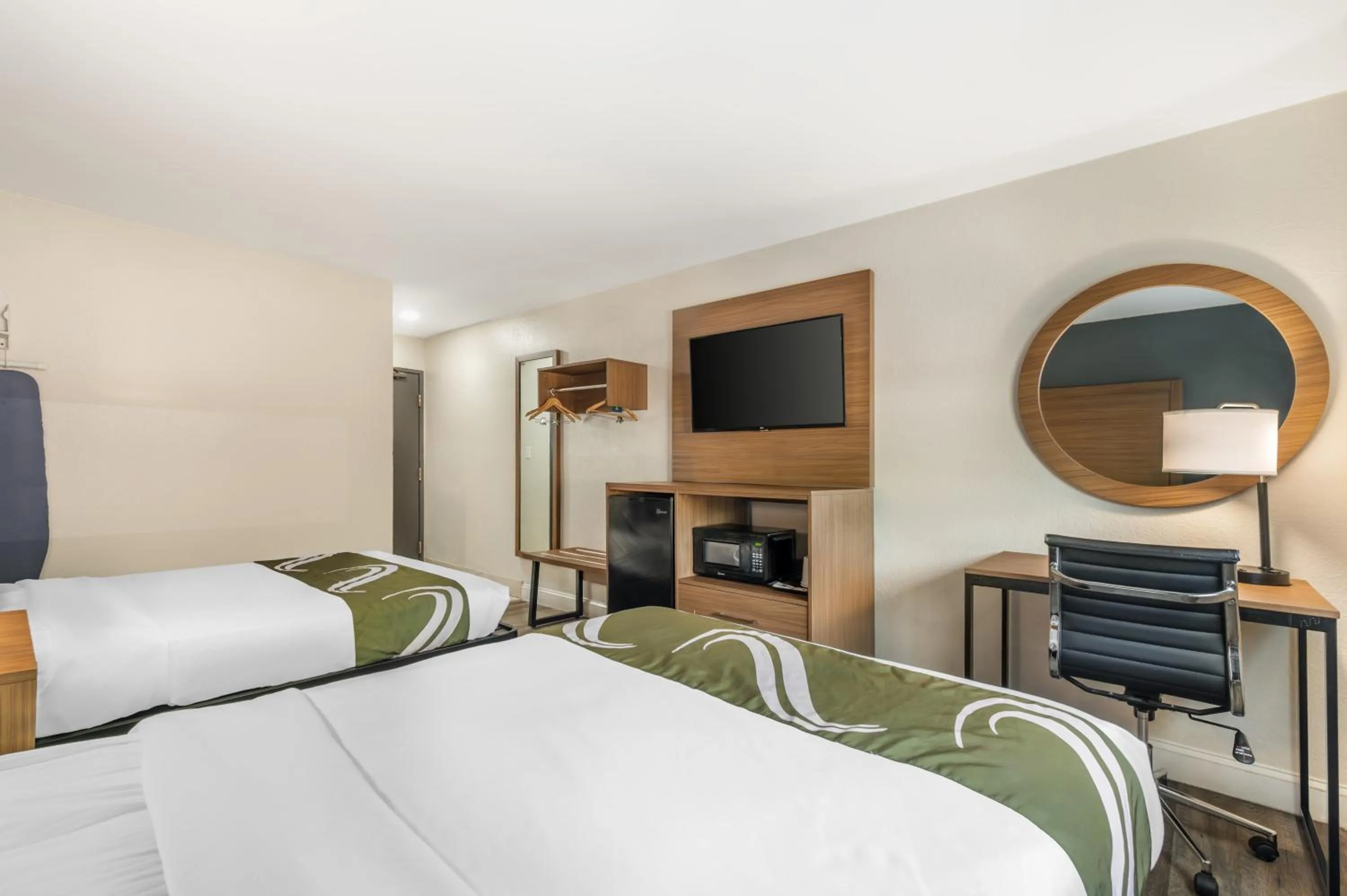 TV and multimedia, Bed in Quality Inn Chesapeake - Greenbrier