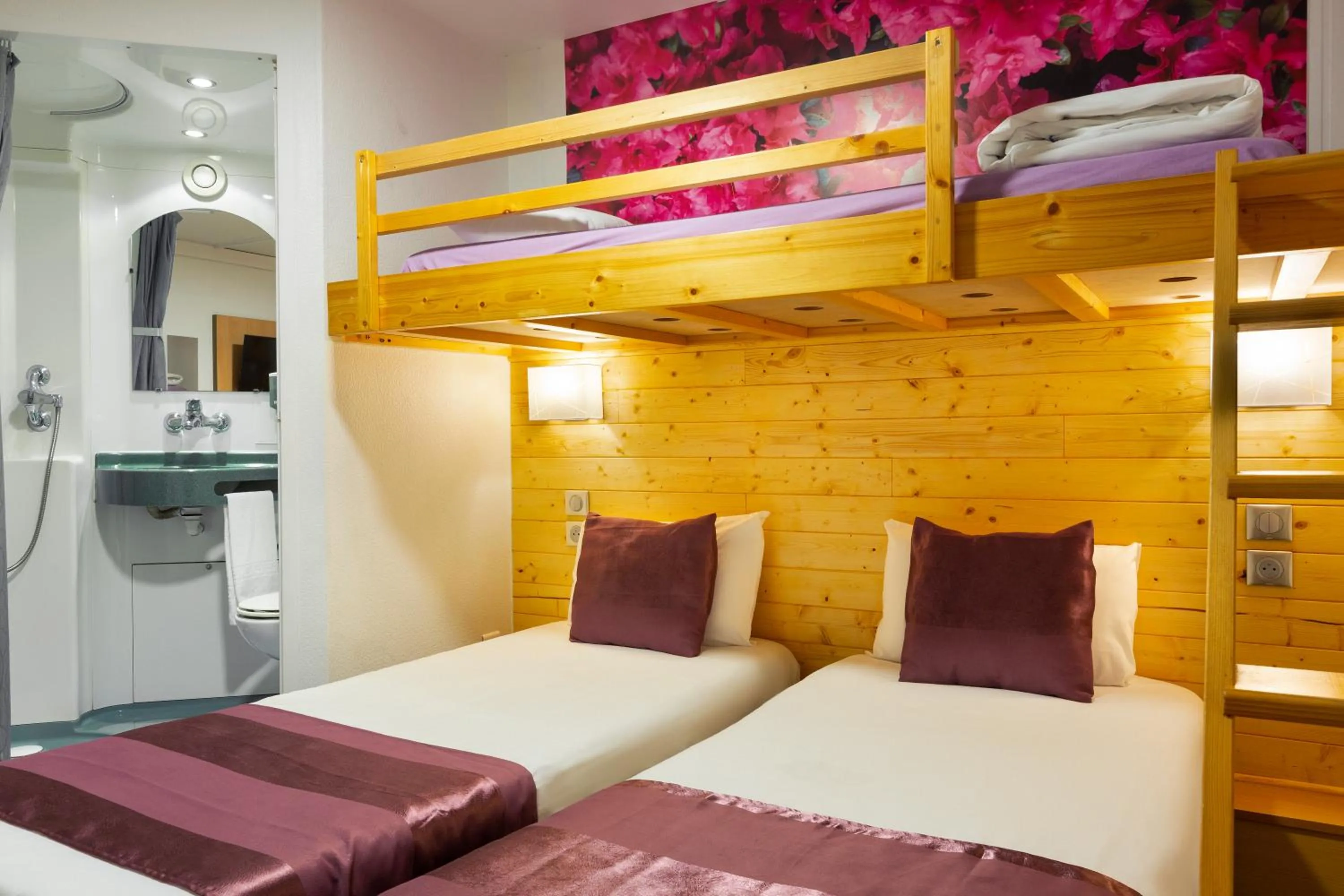 Property building, Bed in Fasthotel Orleans Zénith