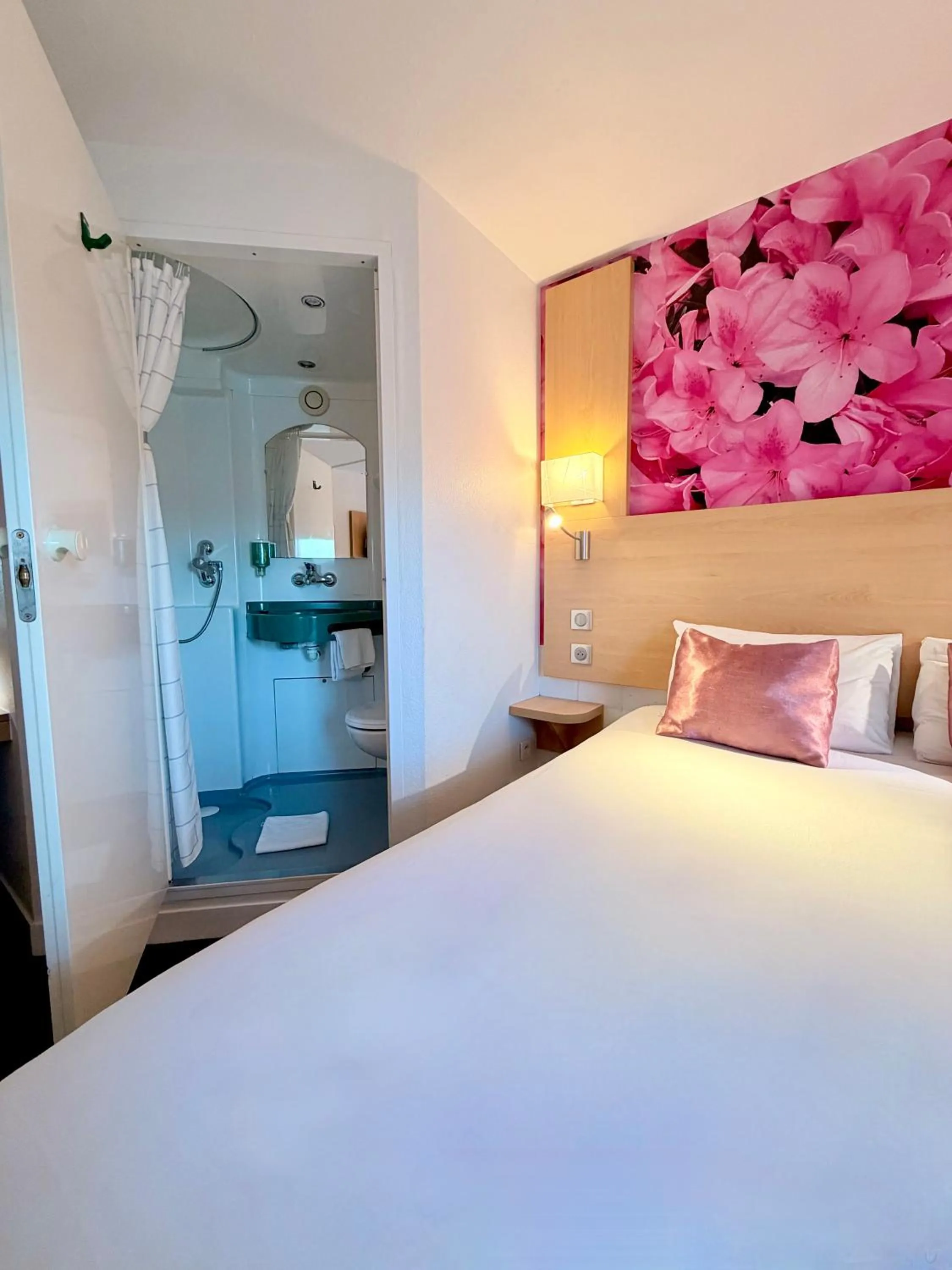 Bathroom, Bed in Fasthotel Orleans Zénith