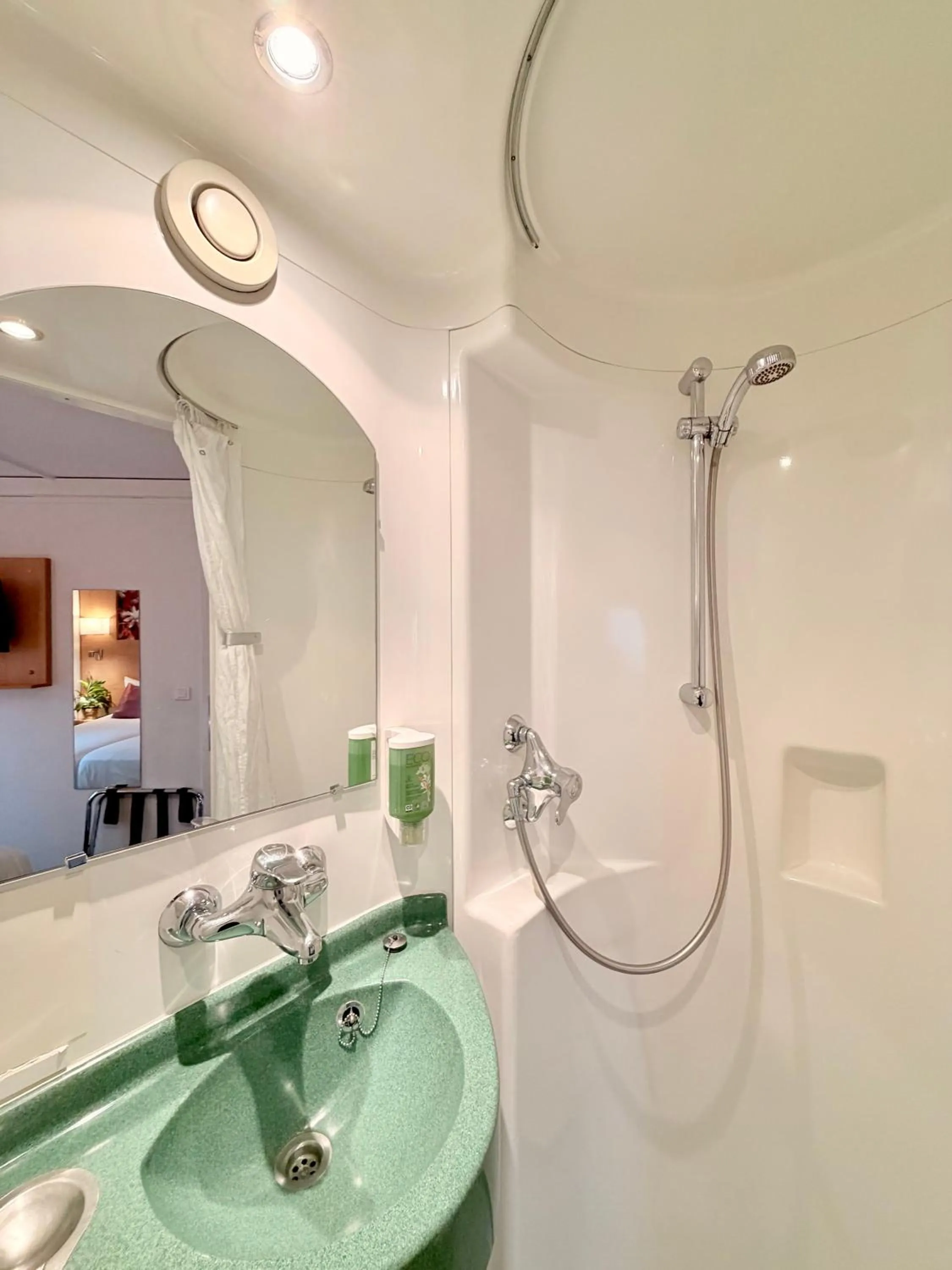 Shower in Fasthotel Orleans Zénith