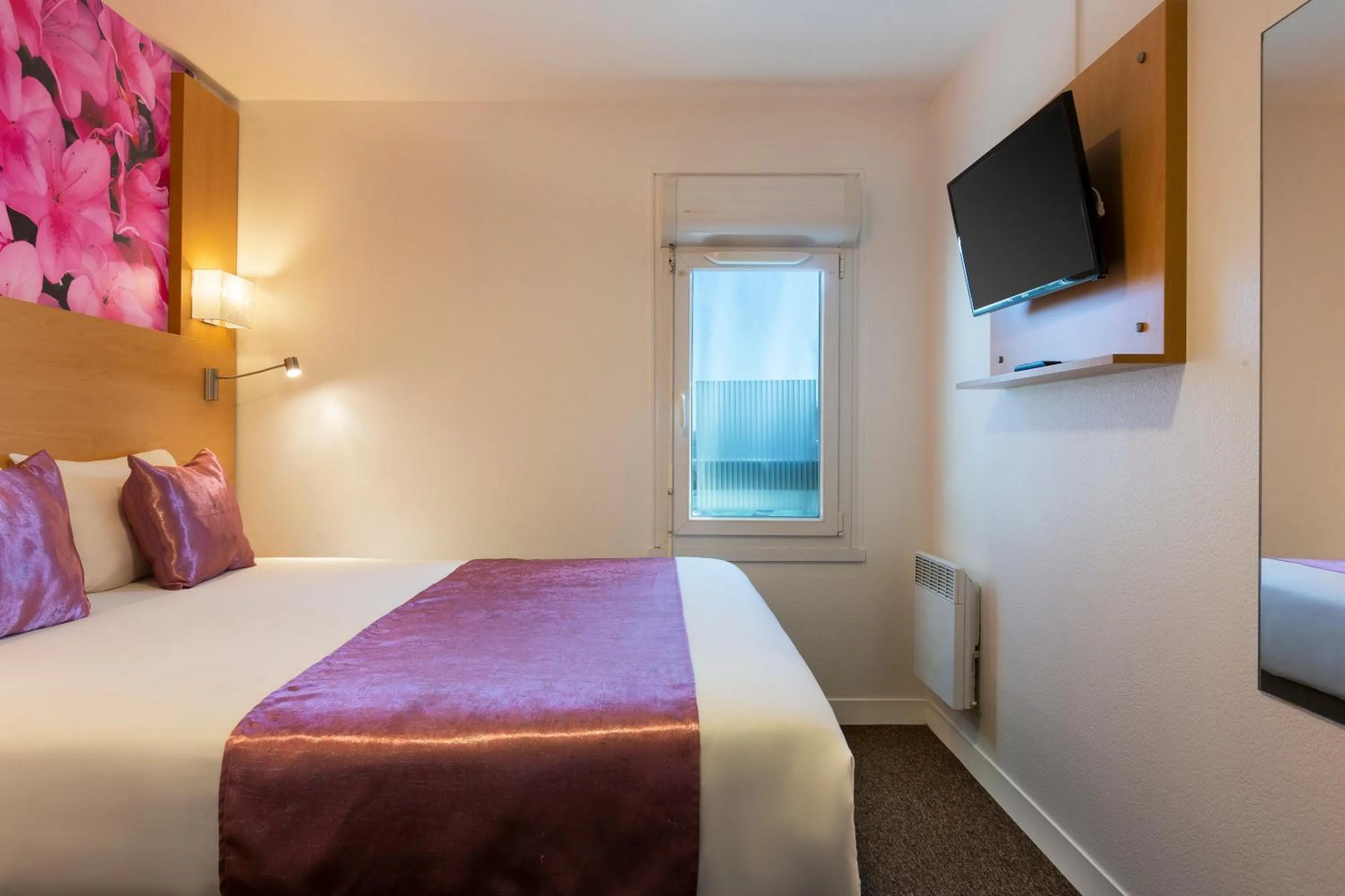 Property building, Bed in Fasthotel Orleans Zénith