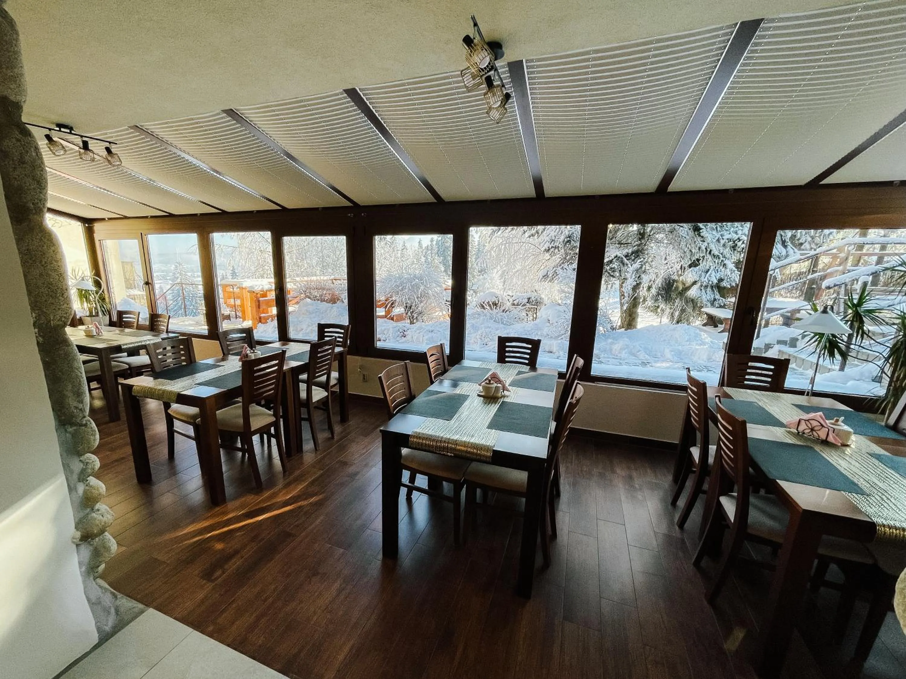 Dining area in Willa Pachówka - tam, gdzie natura spotyka się z nowoczesnością