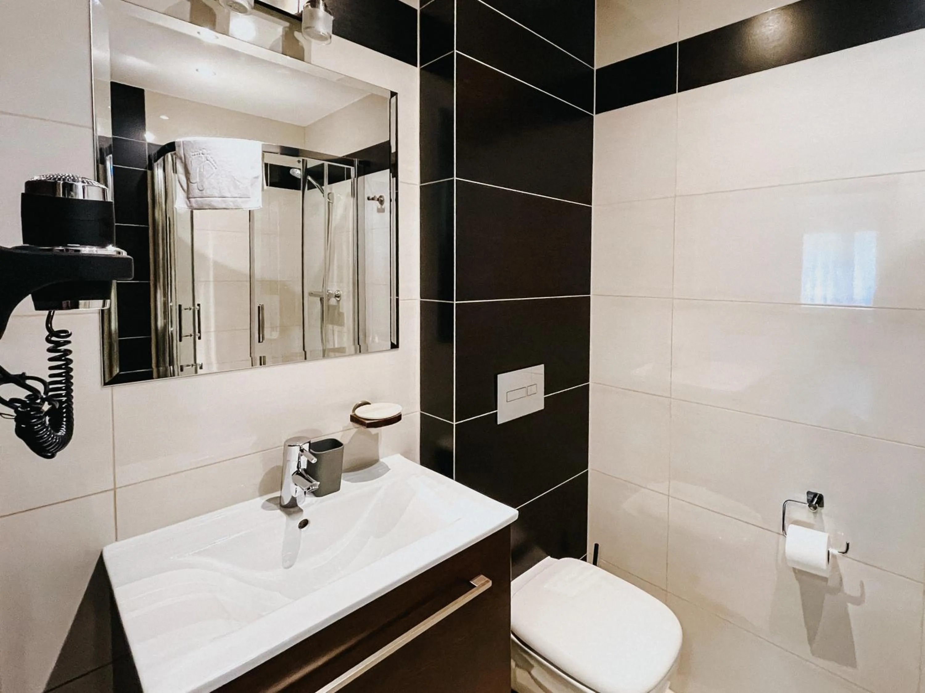 Bathroom in Willa Pachówka - tam, gdzie natura spotyka się z nowoczesnością