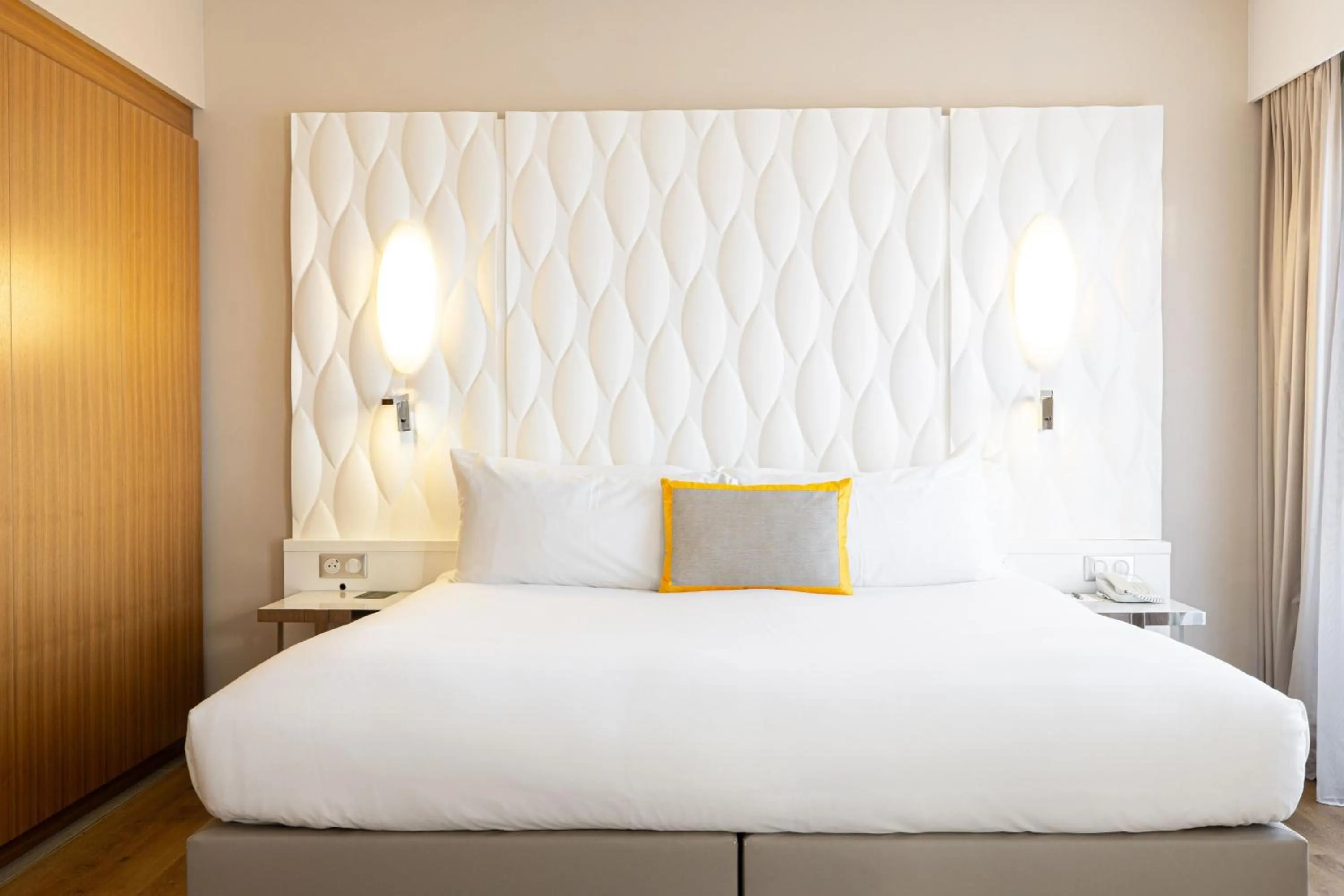 Photo of the whole room, Bed in Renaissance Aix-en-Provence Hotel