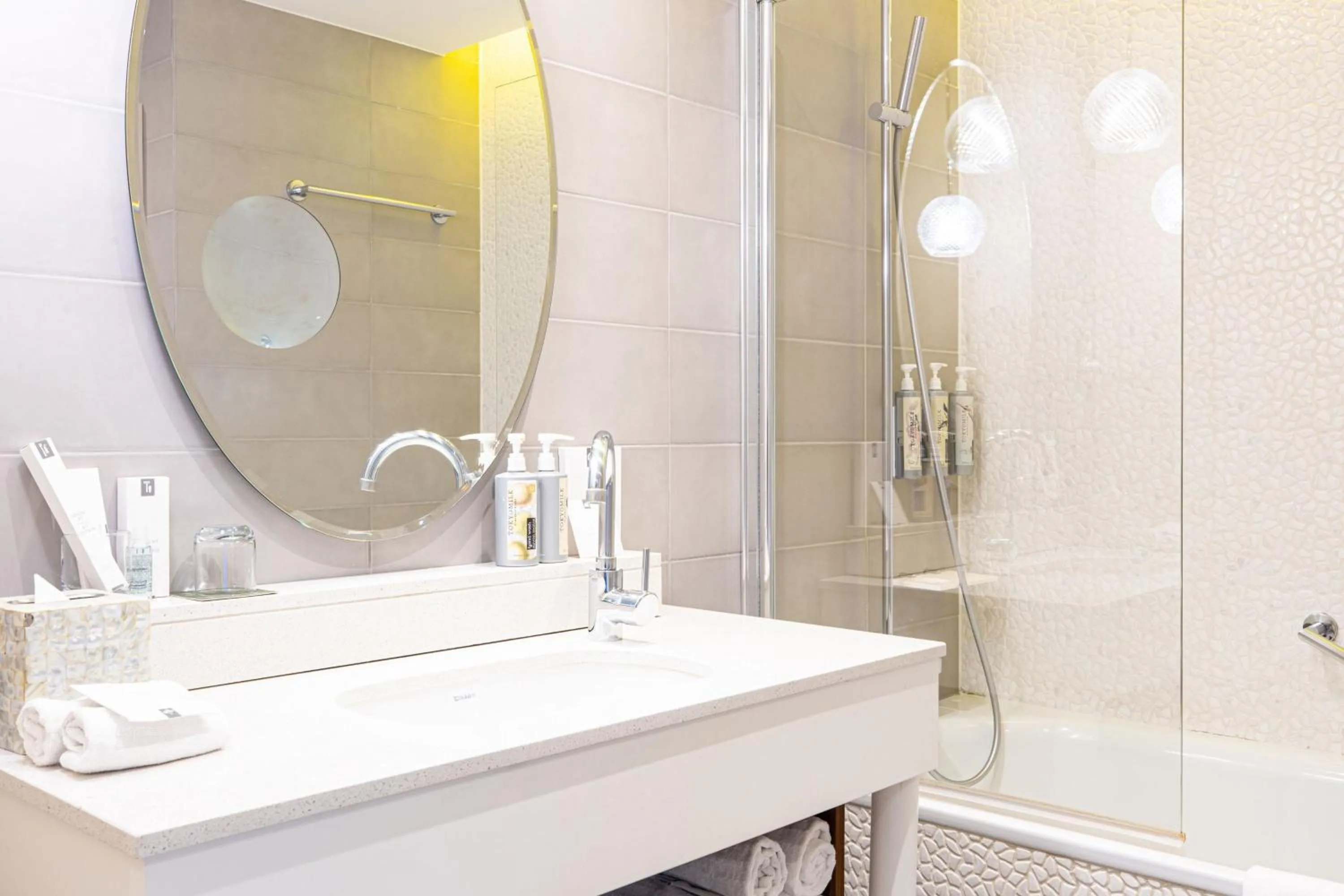 Photo of the whole room in Renaissance Aix-en-Provence Hotel