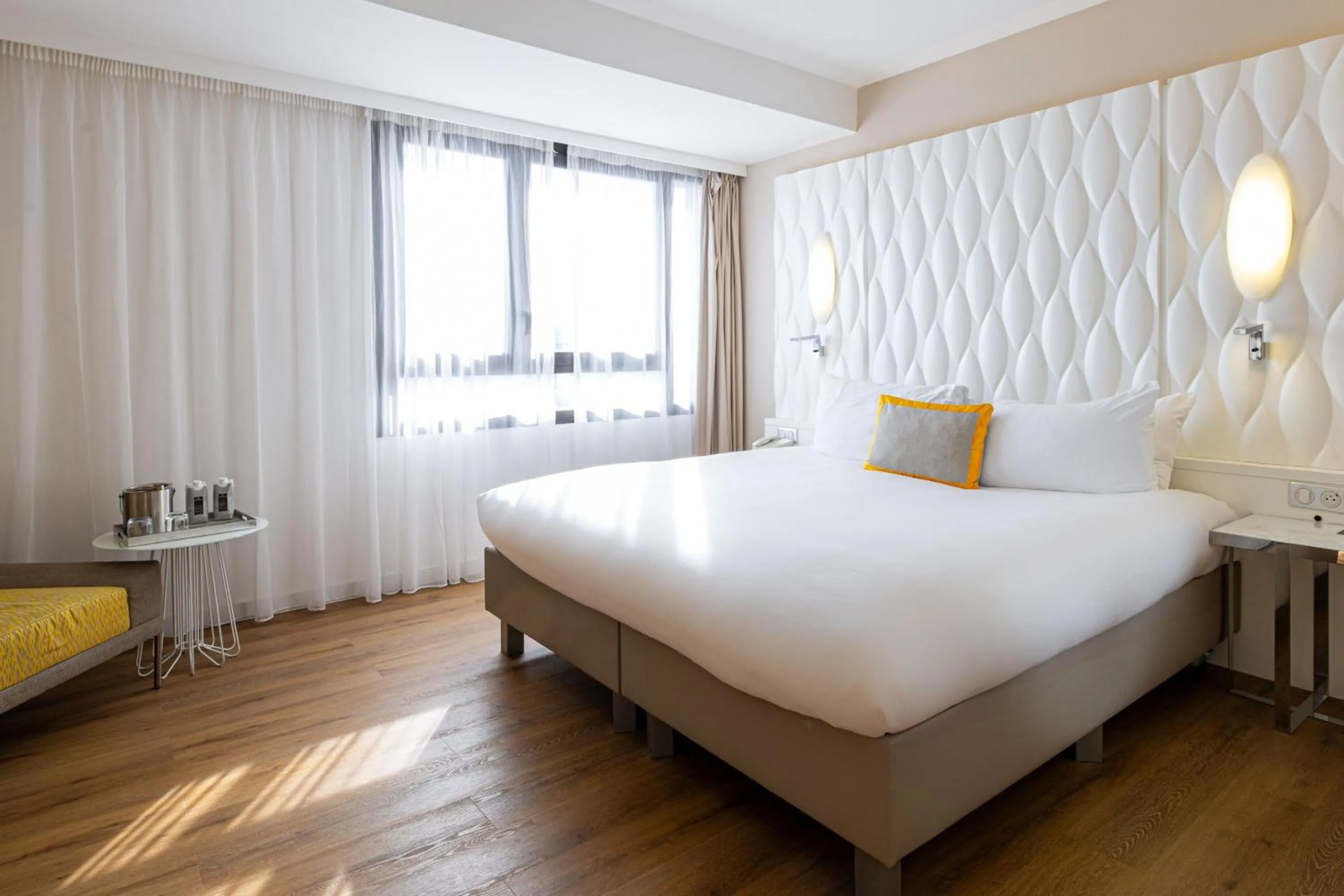 Photo of the whole room, Bed in Renaissance Aix-en-Provence Hotel