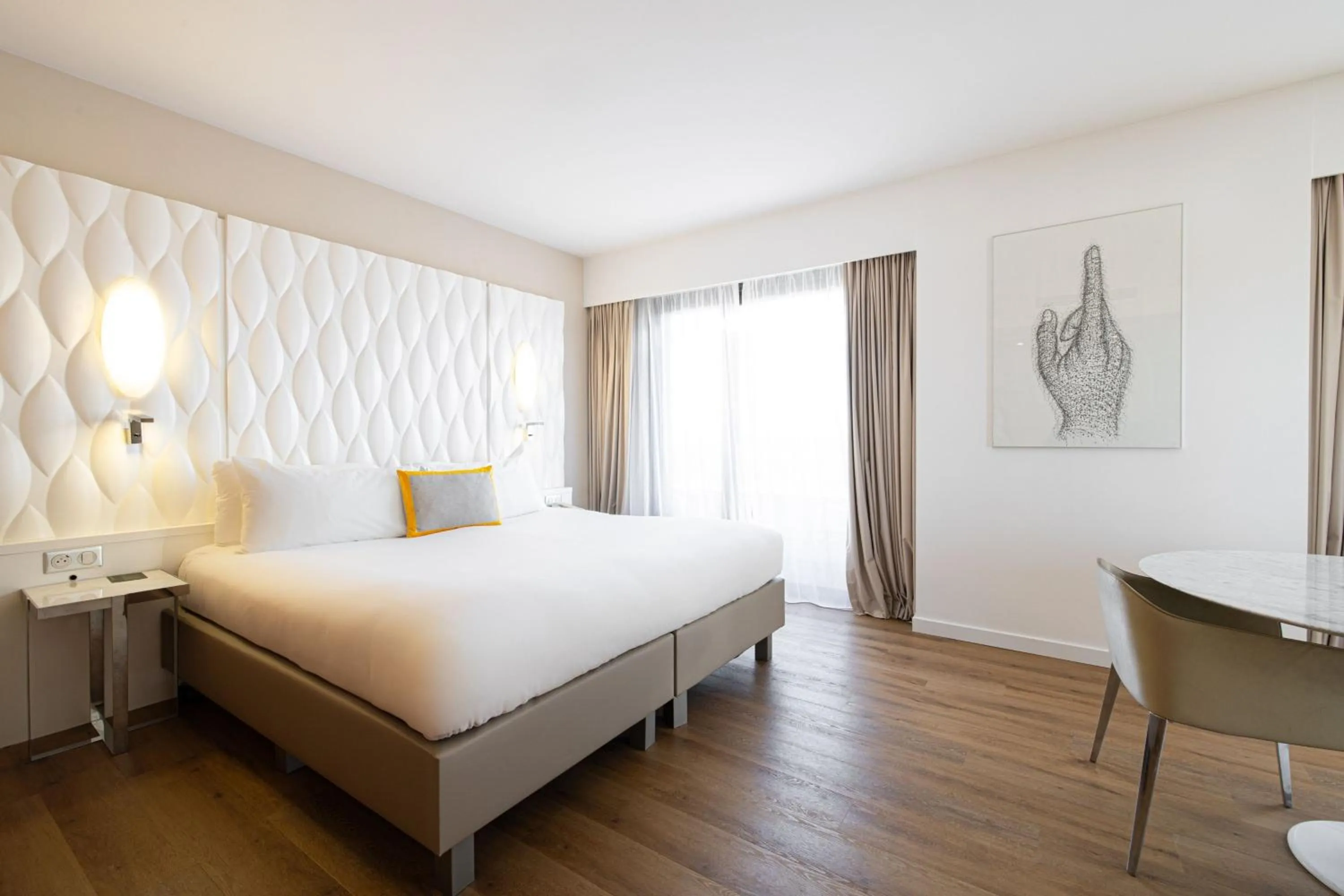 Photo of the whole room, Bed in Renaissance Aix-en-Provence Hotel