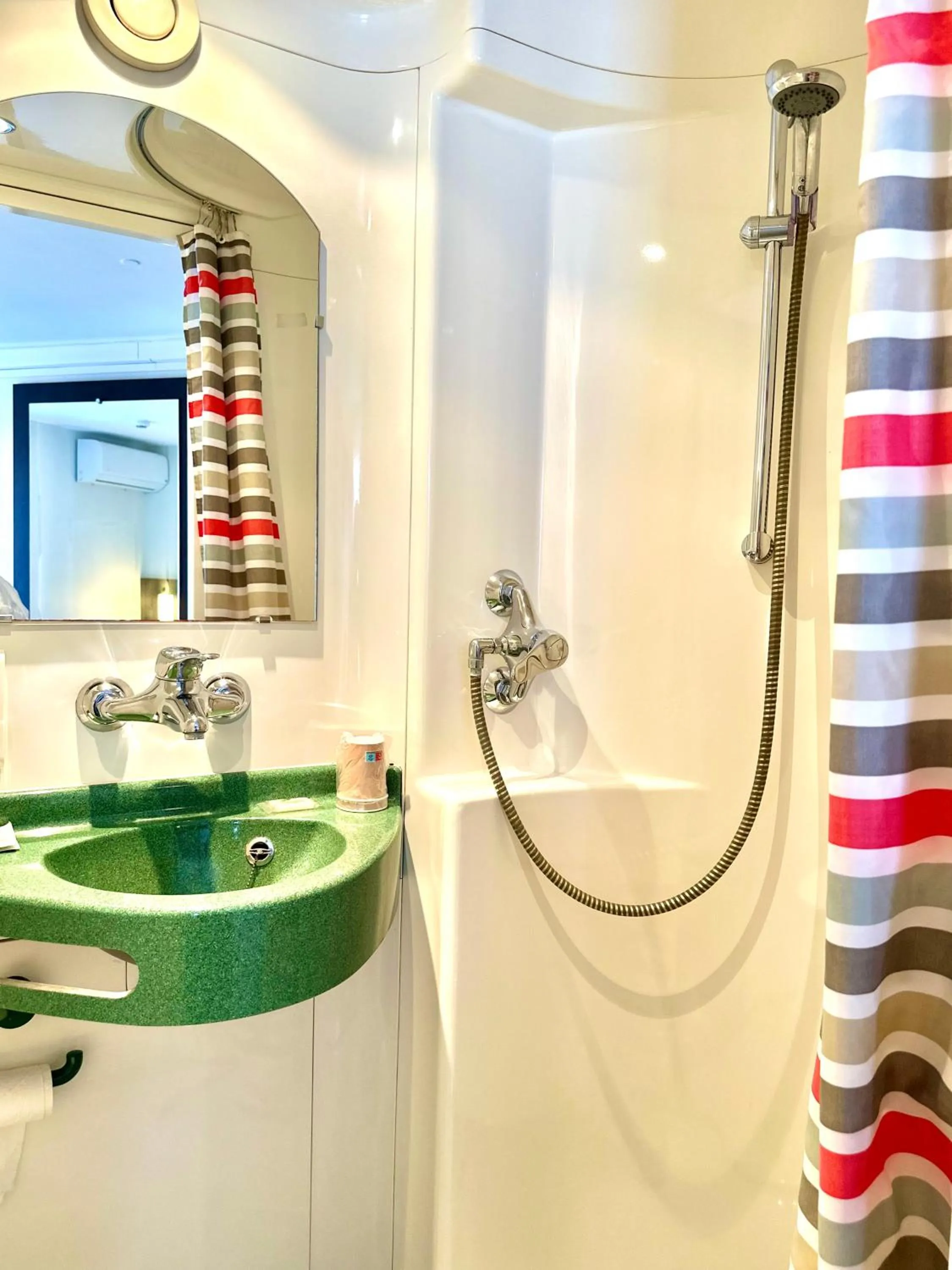 Bathroom in Brit Hotel Essentiel REIMS Taissy