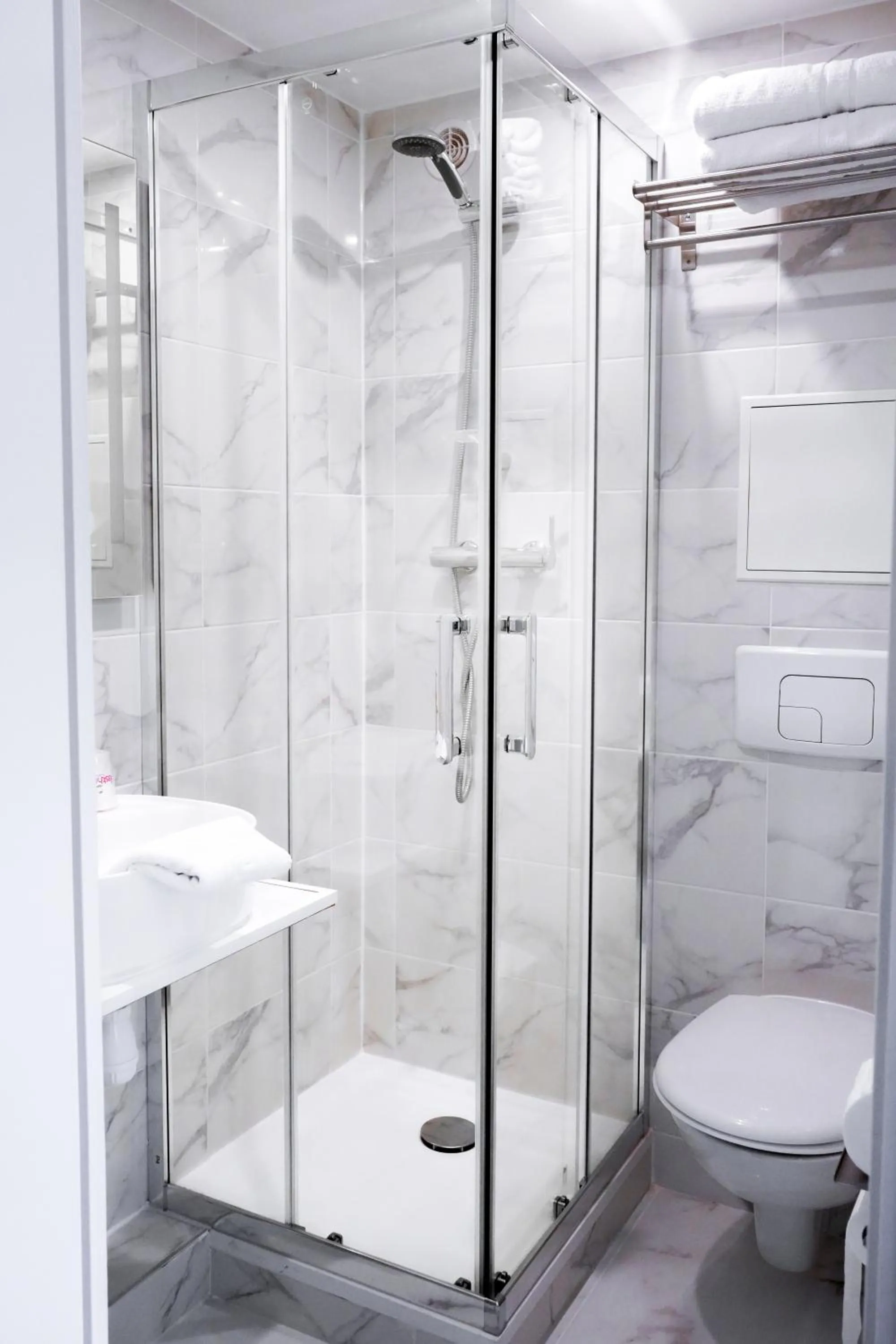 Shower in Brit Hotel Essentiel REIMS Taissy