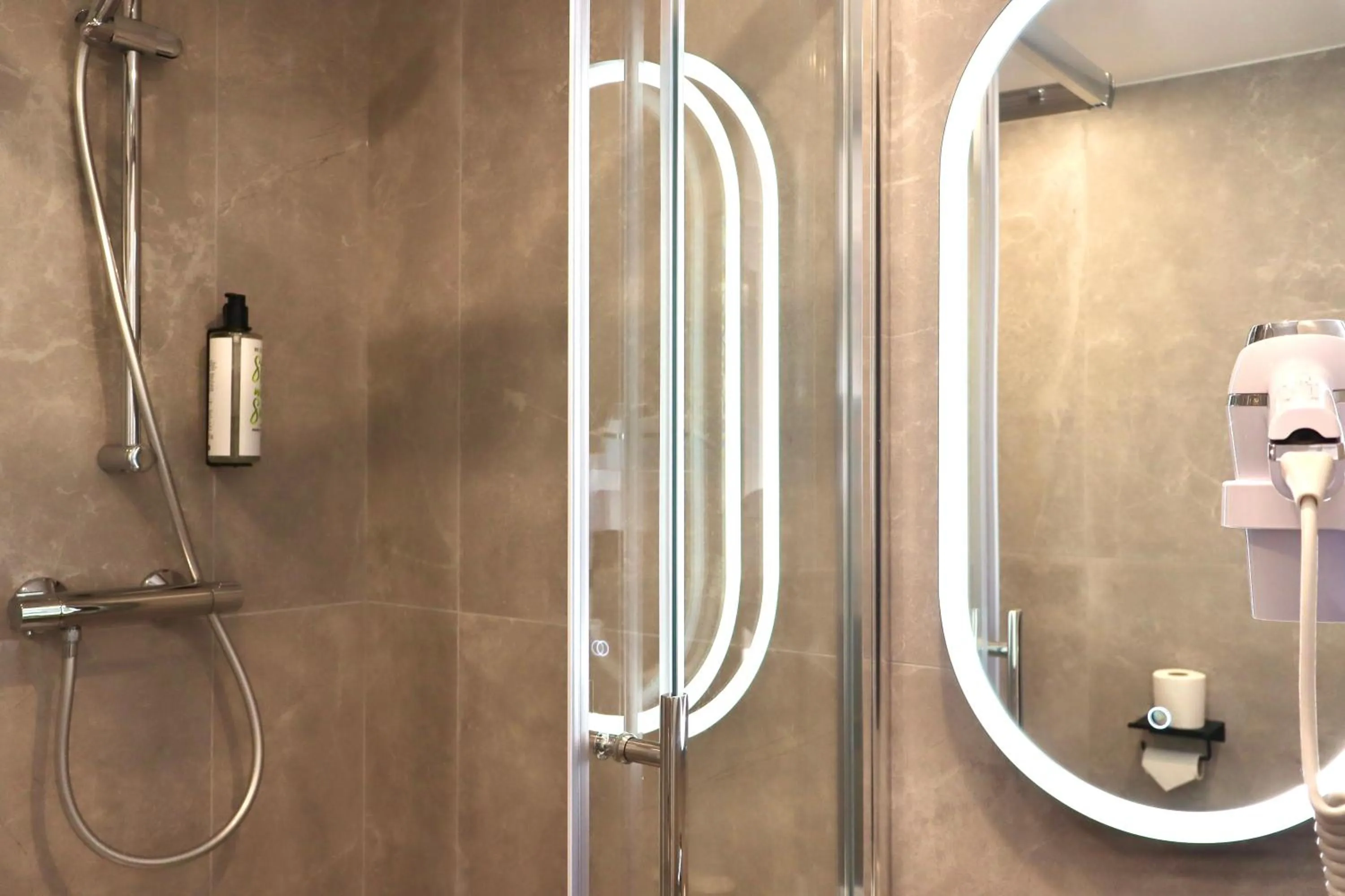 Bathroom in Brit Hotel Essentiel REIMS Taissy