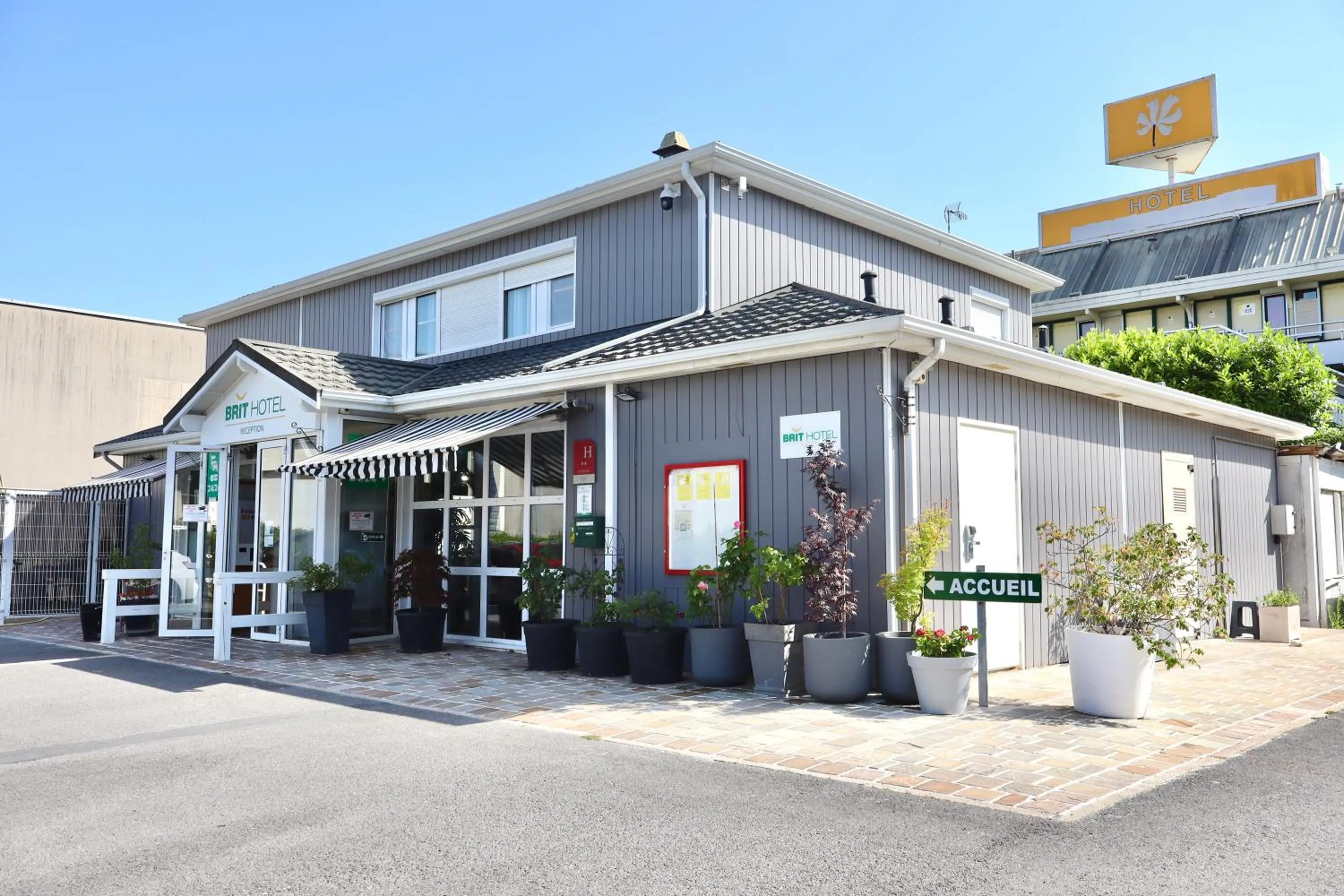 Facade/entrance in Brit Hotel Essentiel REIMS Taissy