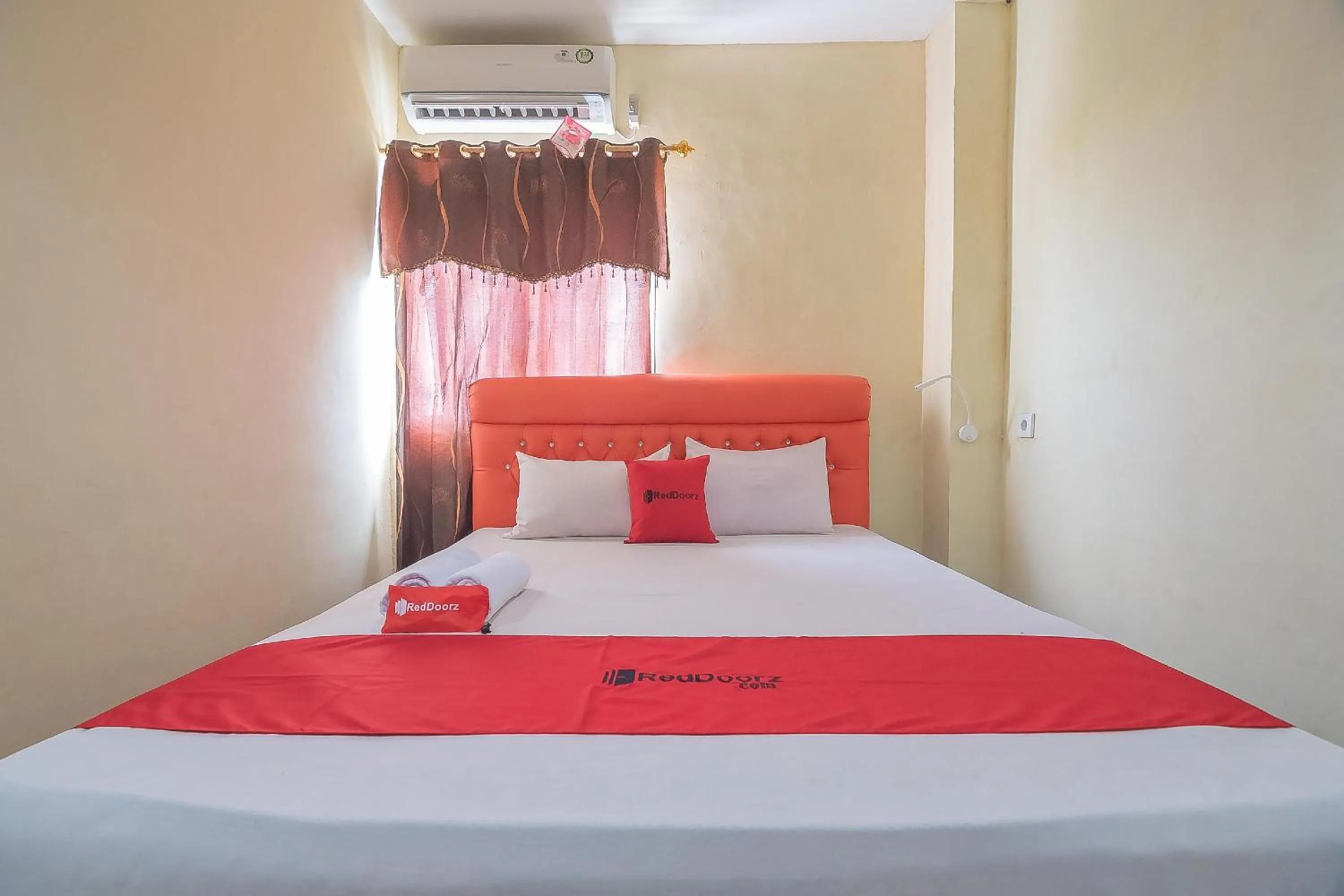 Bedroom, Bed in RedDoorz Syariah At Jalan cilik Riwut Kapuas