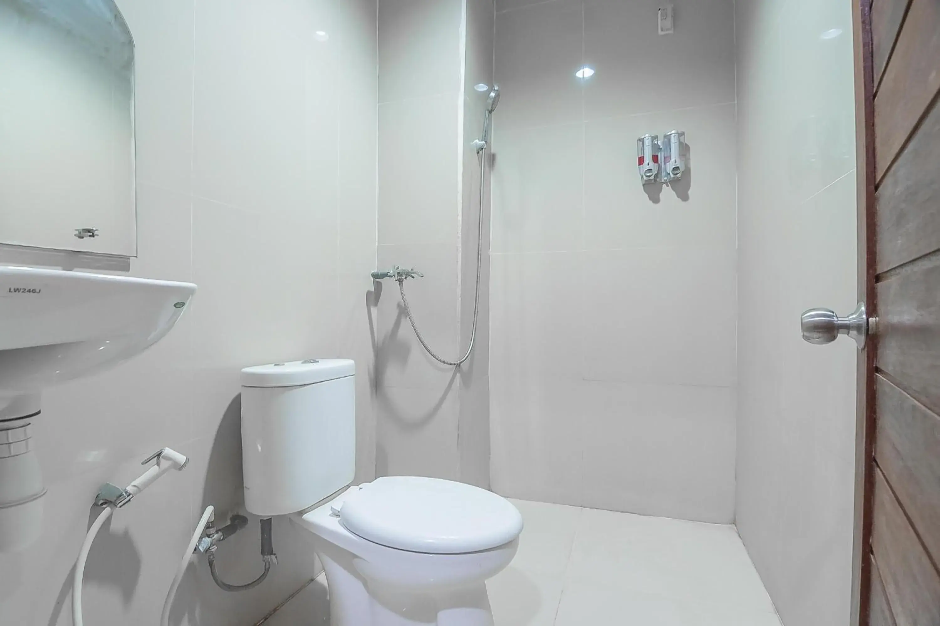 Bathroom in RedDoorz Syariah At Jalan cilik Riwut Kapuas Bathroom in RedDoorz Syariah At Jalan cilik Riwut Kapuas