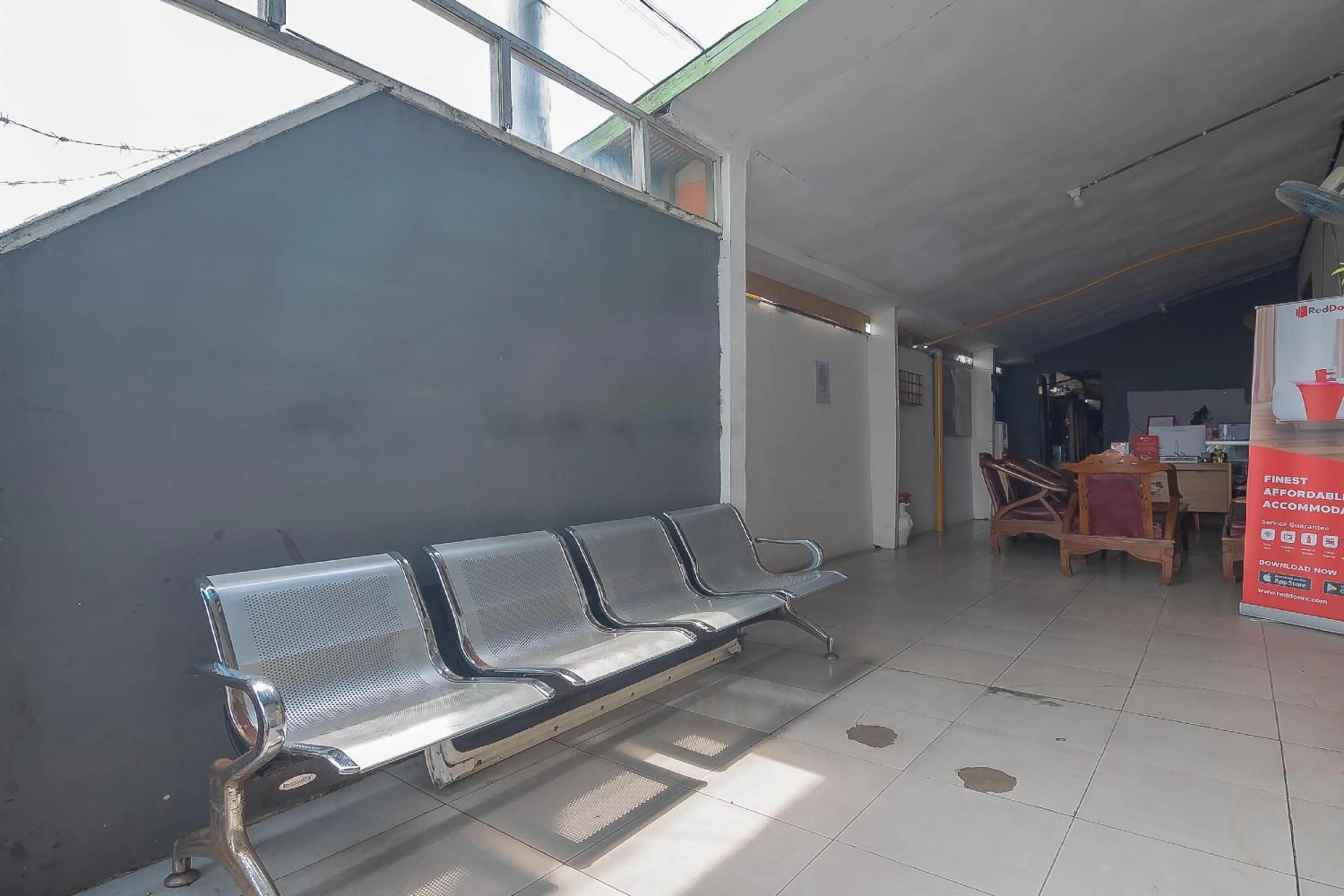 Seating area in RedDoorz Syariah At Jalan cilik Riwut Kapuas