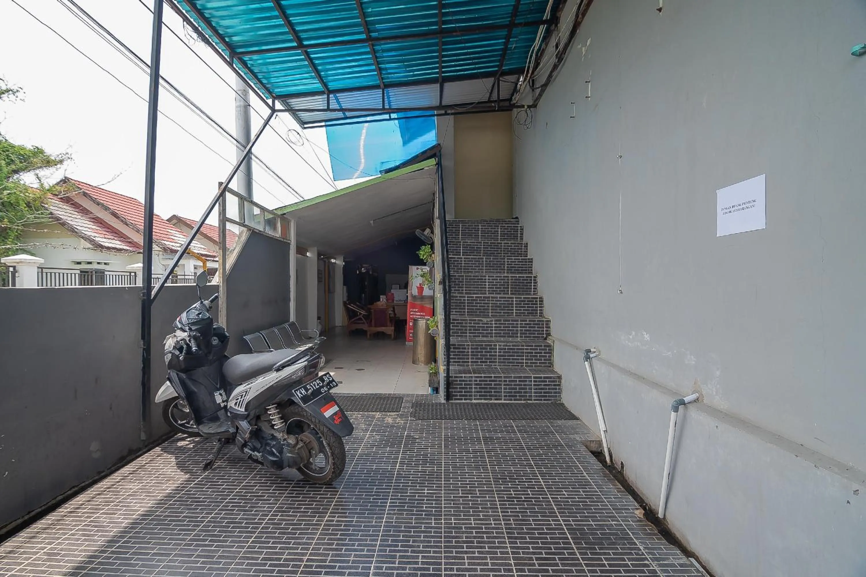 Facade/entrance in RedDoorz Syariah At Jalan cilik Riwut Kapuas