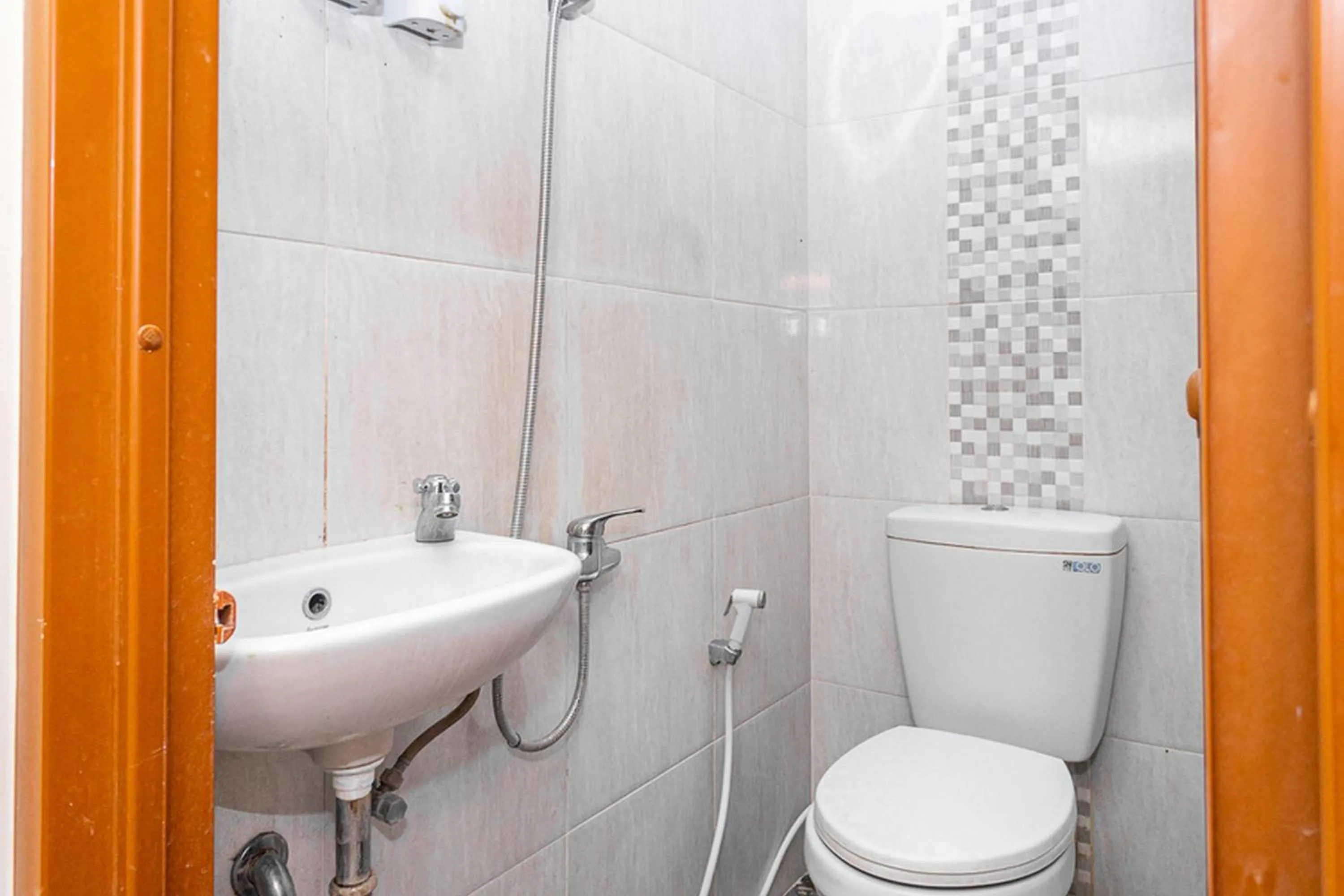 Bathroom in RedDoorz near Alun Alun Bandung 2