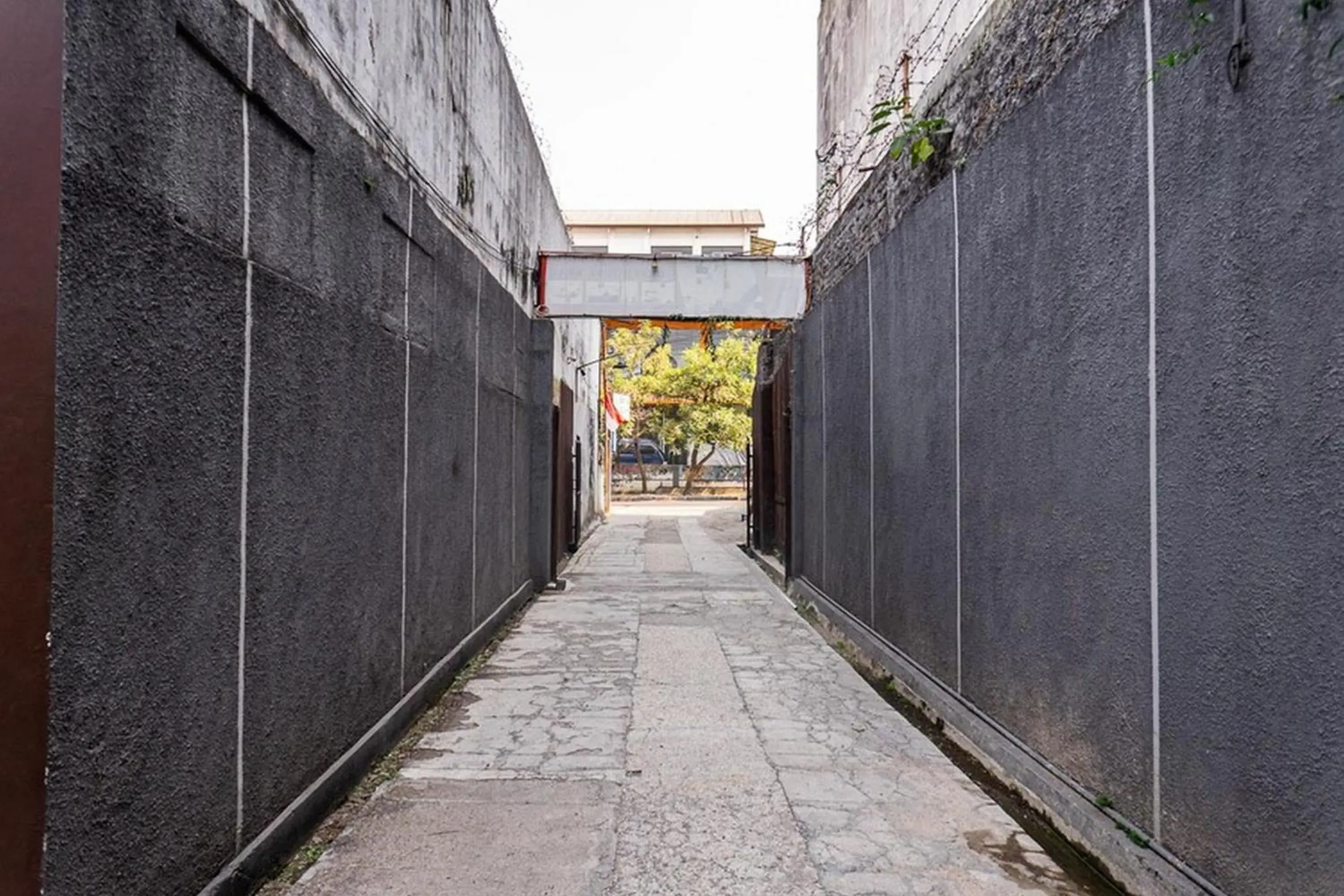 Facade/entrance in RedDoorz near Alun Alun Bandung 2 Facade/entrance in RedDoorz near Alun Alun Bandung 2