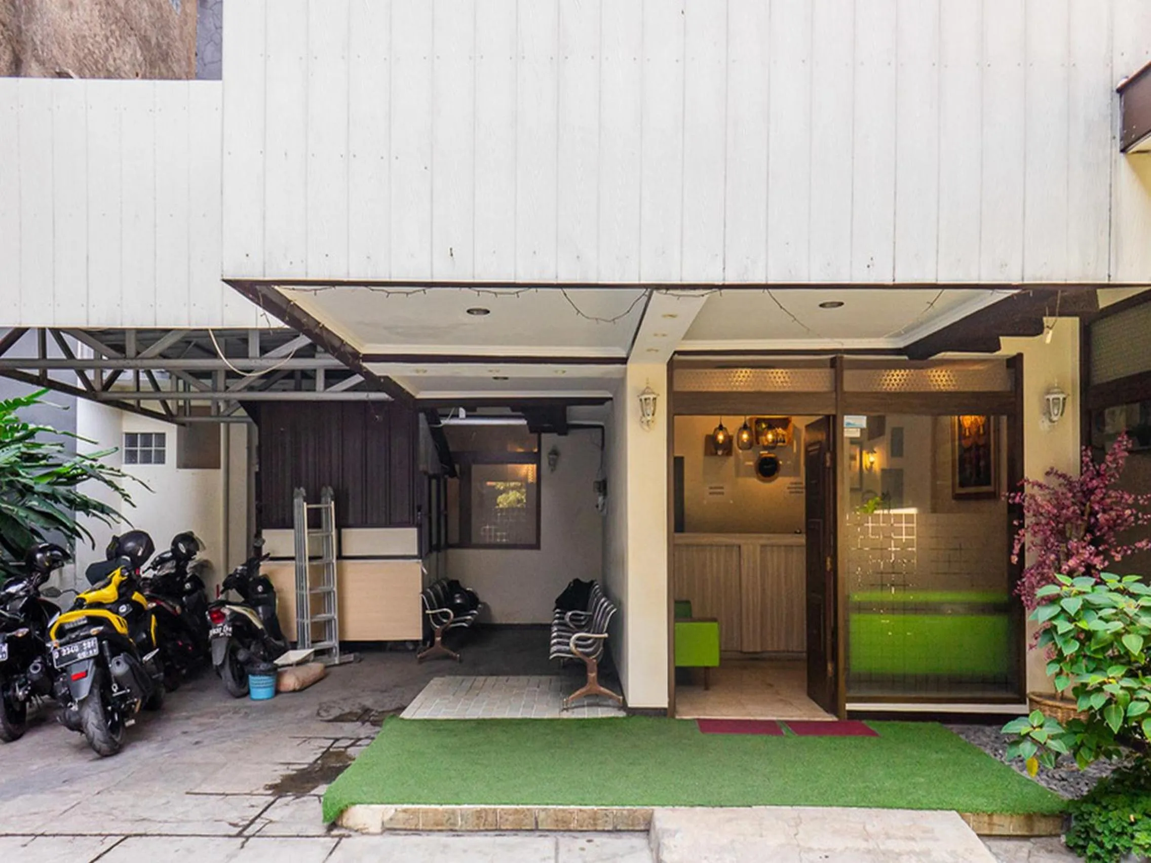 Property building in RedDoorz near Alun Alun Bandung 2