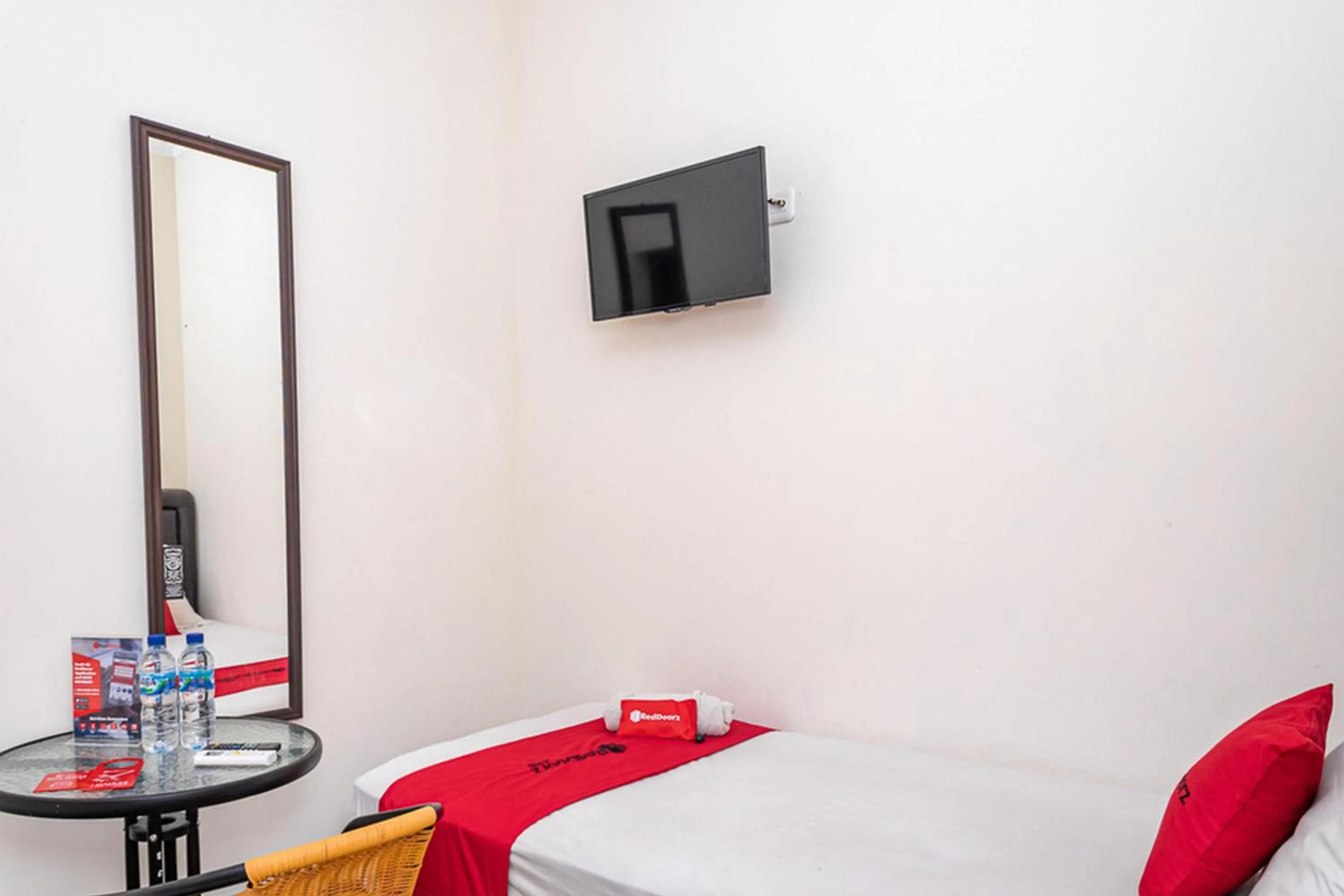 RedDoorz near Alun Alun Bandung 2