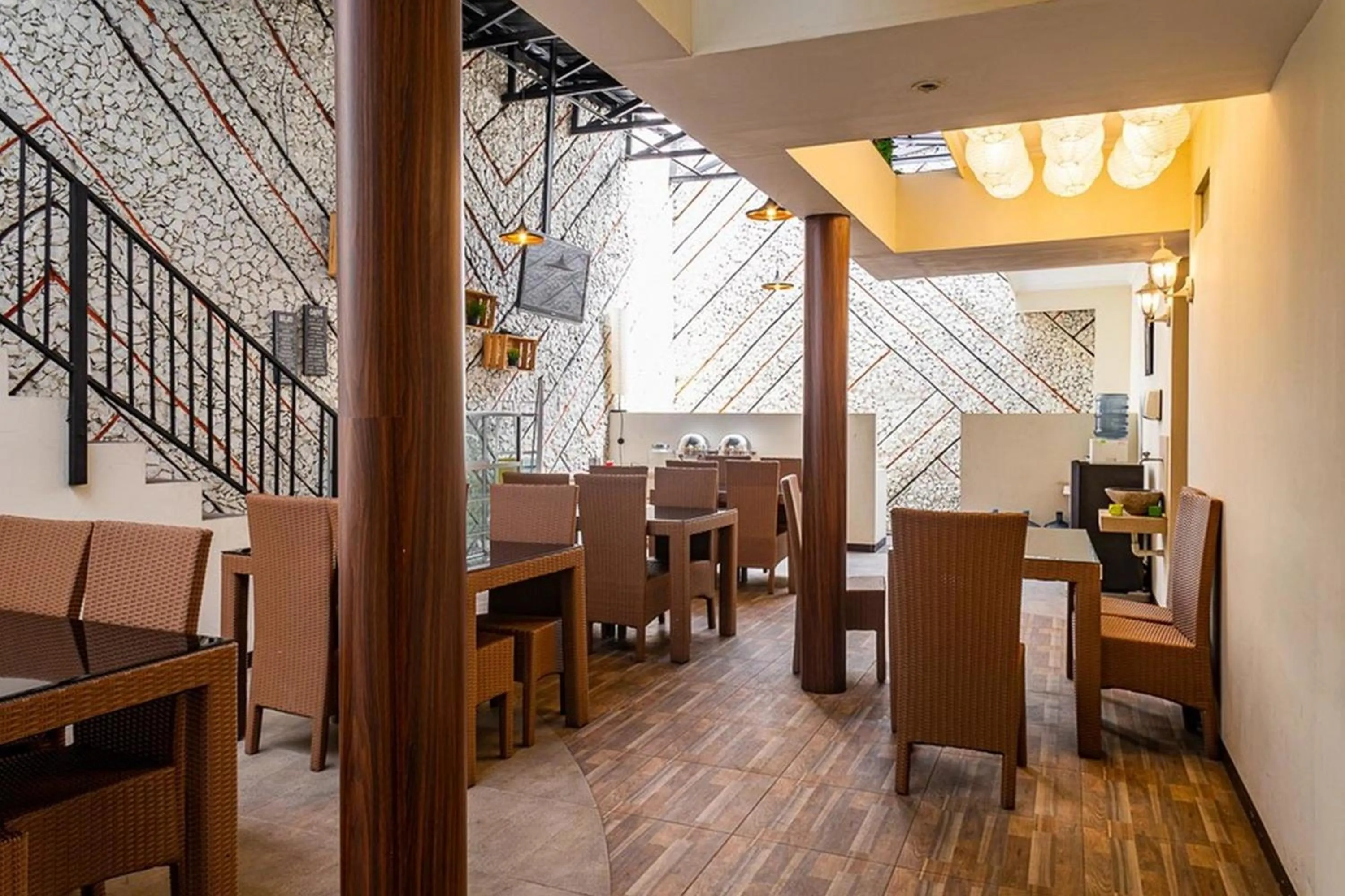 RedDoorz near Alun Alun Bandung 2