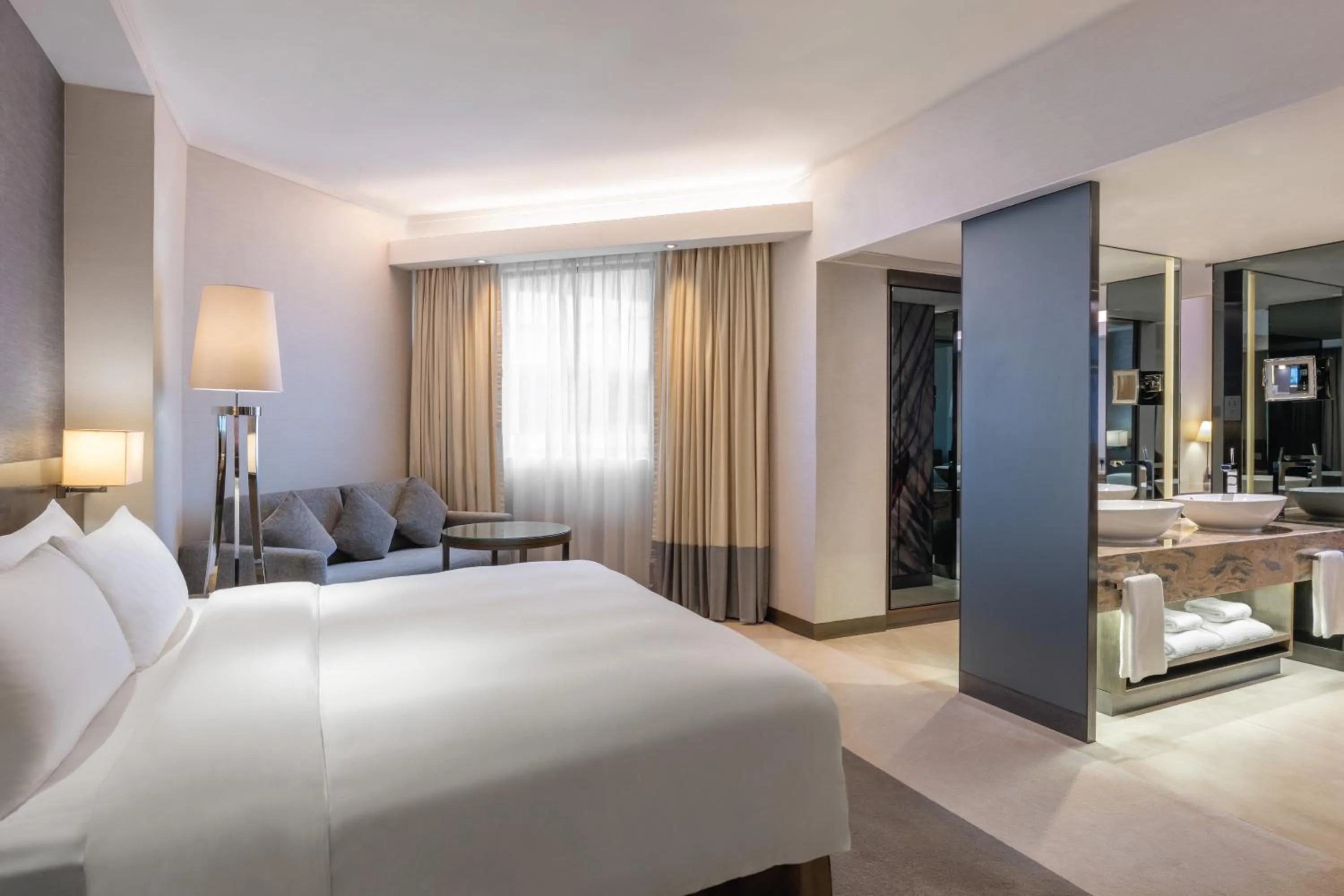 Photo of the whole room, Bed in Gateway Hotel, Marco Polo