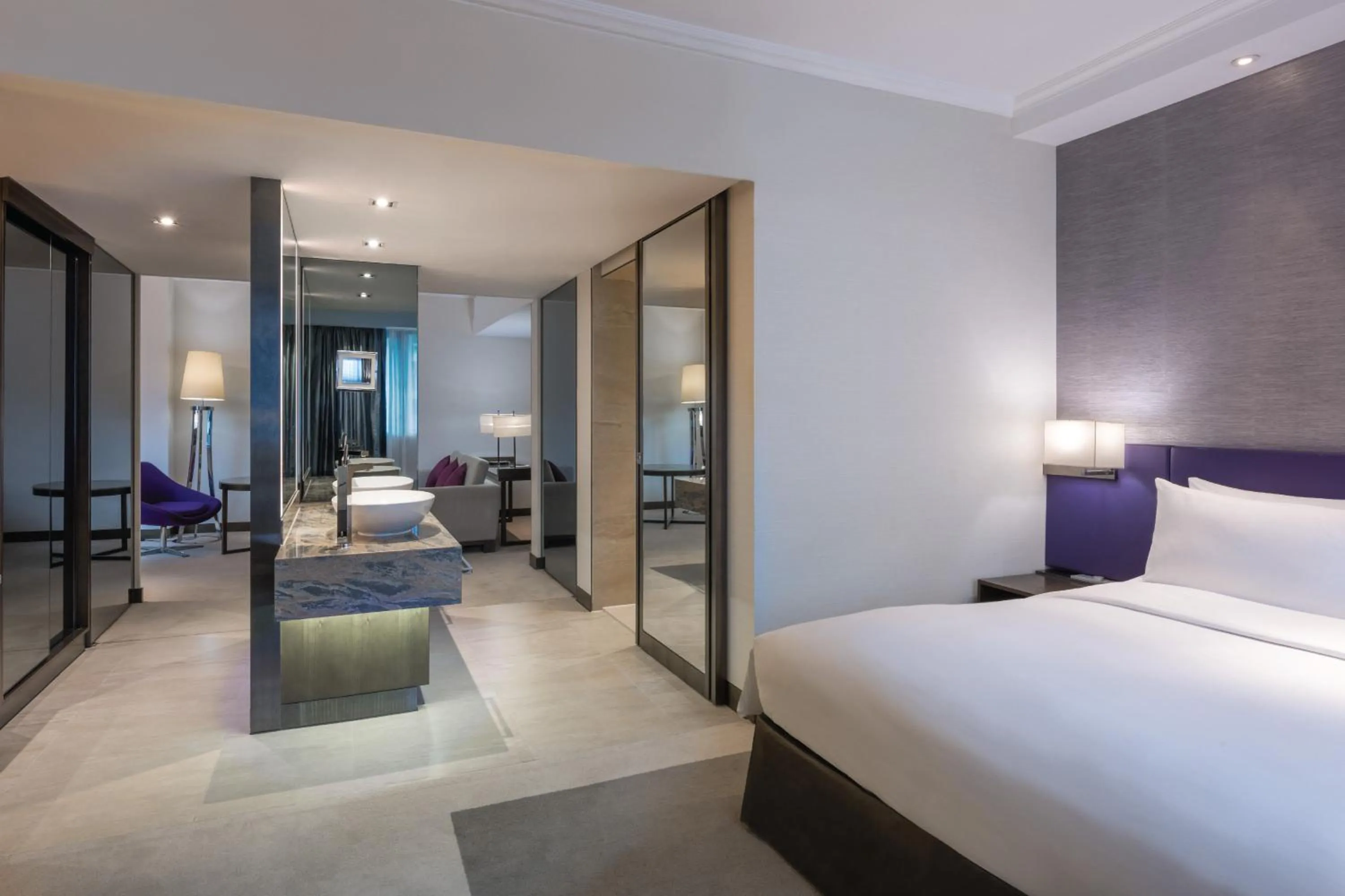 Photo of the whole room, Bed in Gateway Hotel, Marco Polo