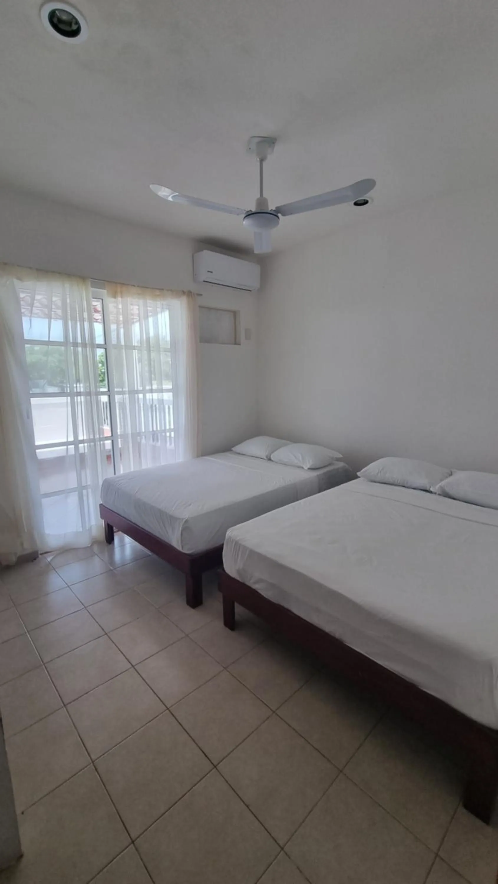 Photo of the whole room, Bed in A una calle del ado 5ta avenida