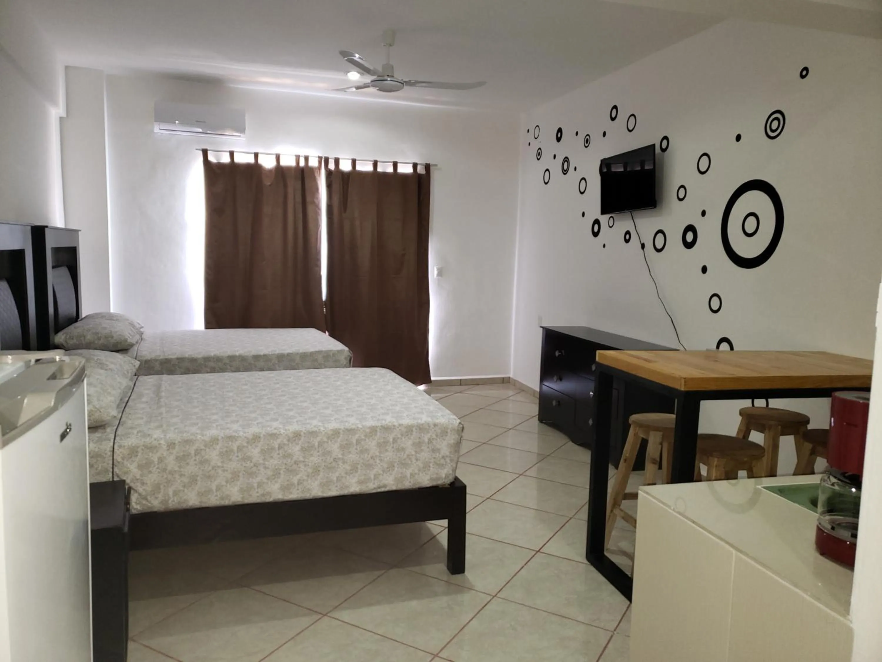 Photo of the whole room, Bed in A una calle del ado 5ta avenida